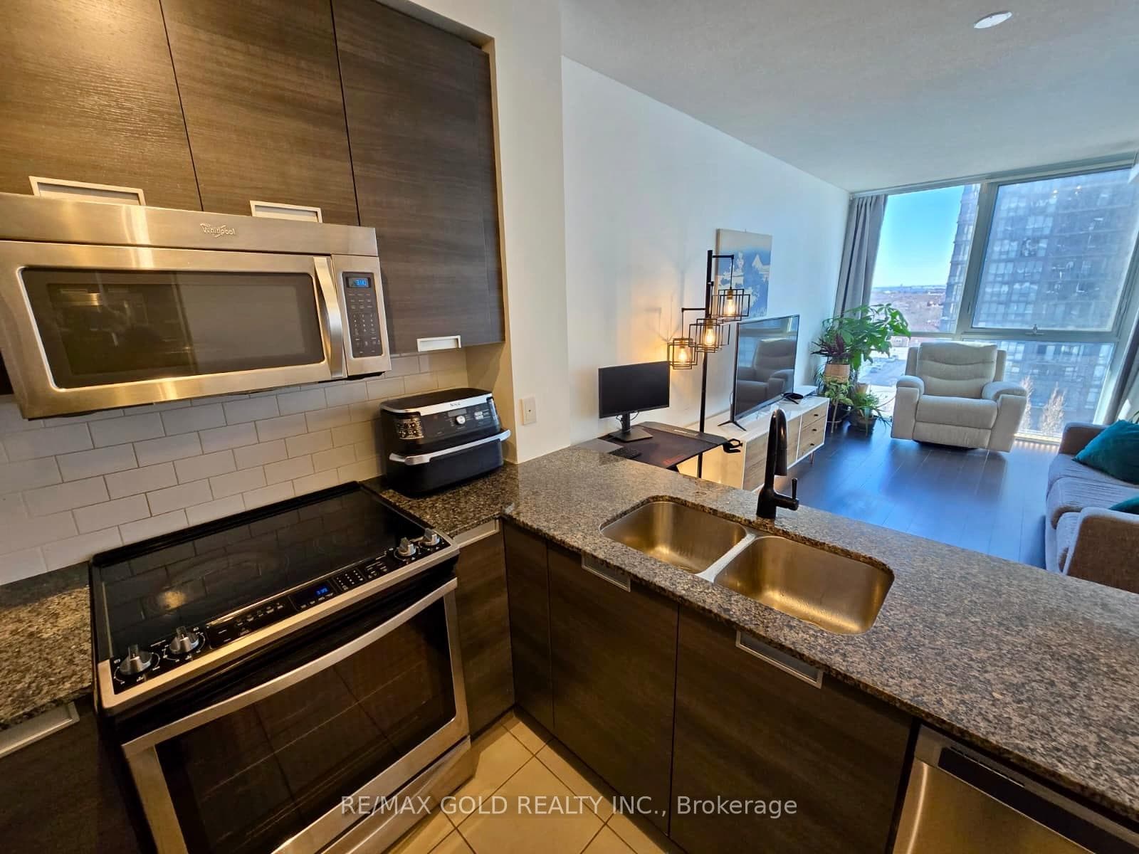 75 Eglinton Avenue Unit 808 photo 9