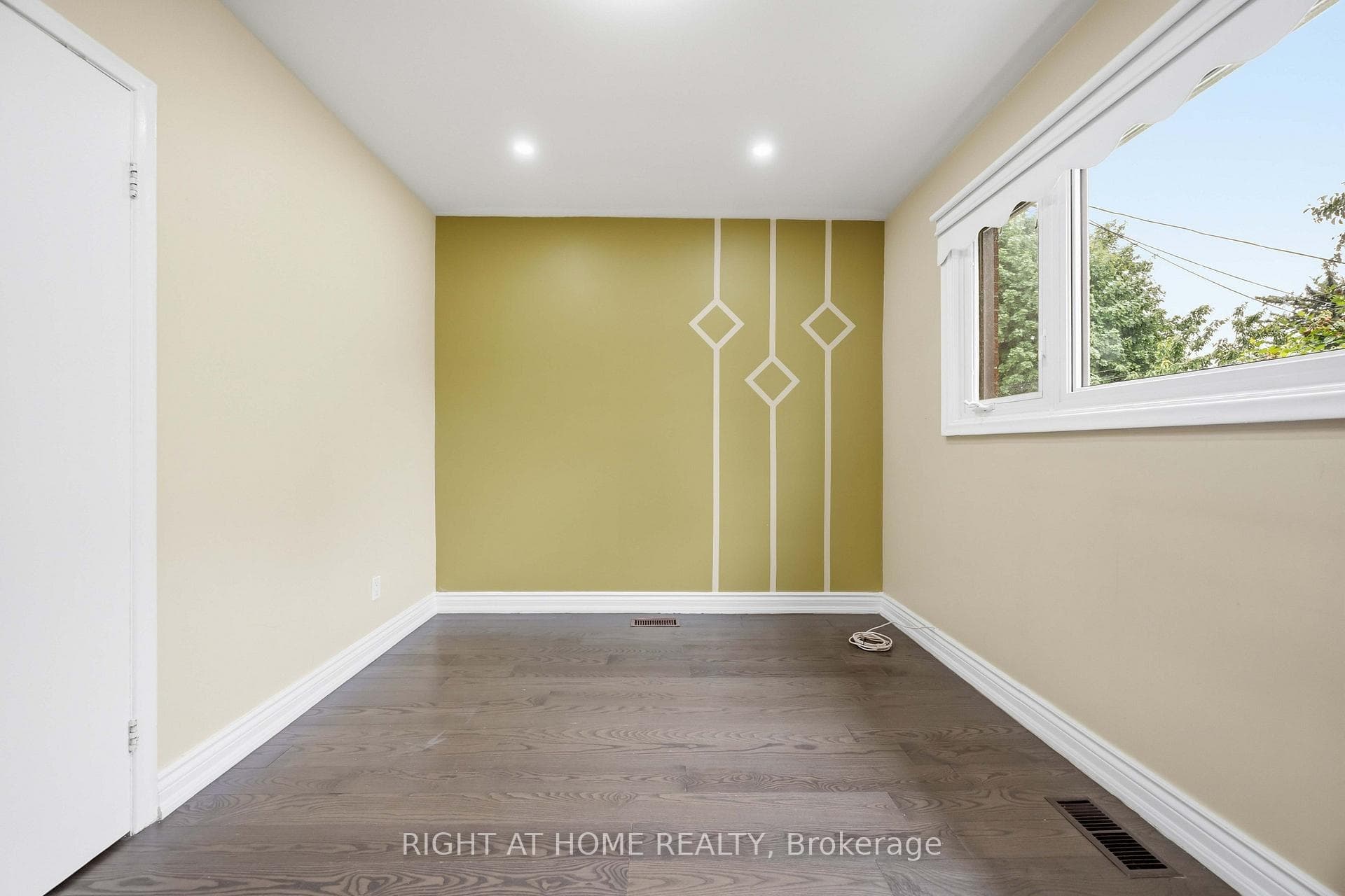 Bedroom - Main Floor