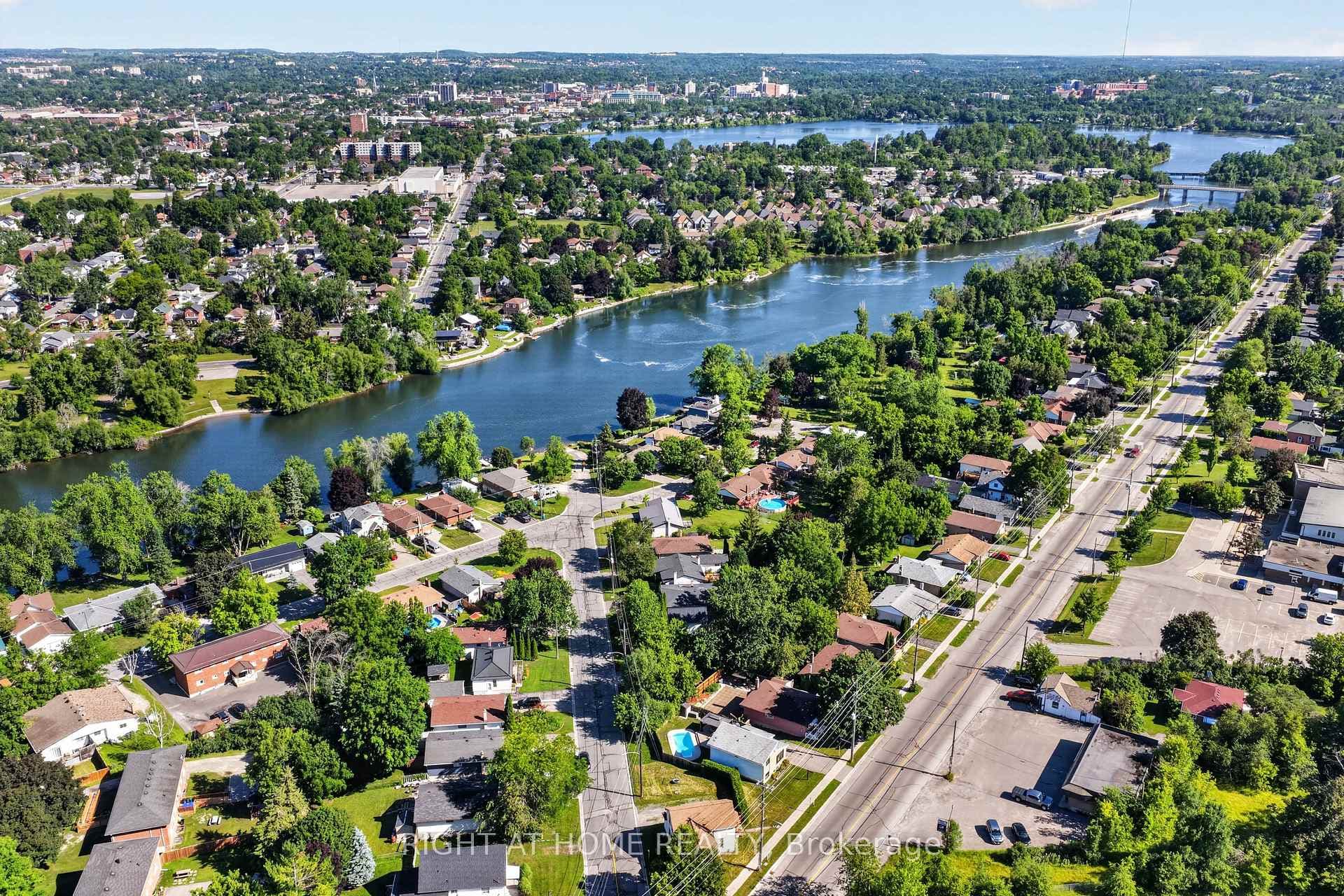 1 minute walk from the Otonabee River!