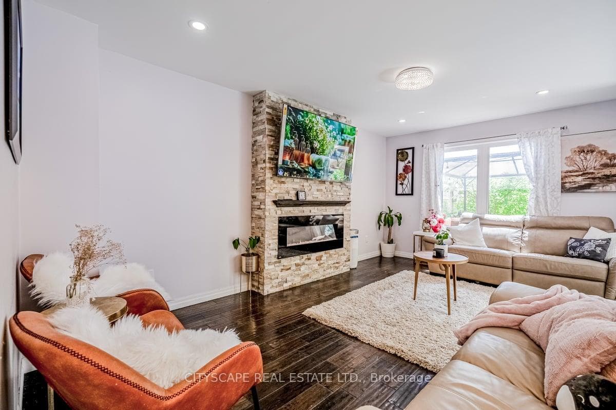 4548 Ivy Gardens Crescent photo 4