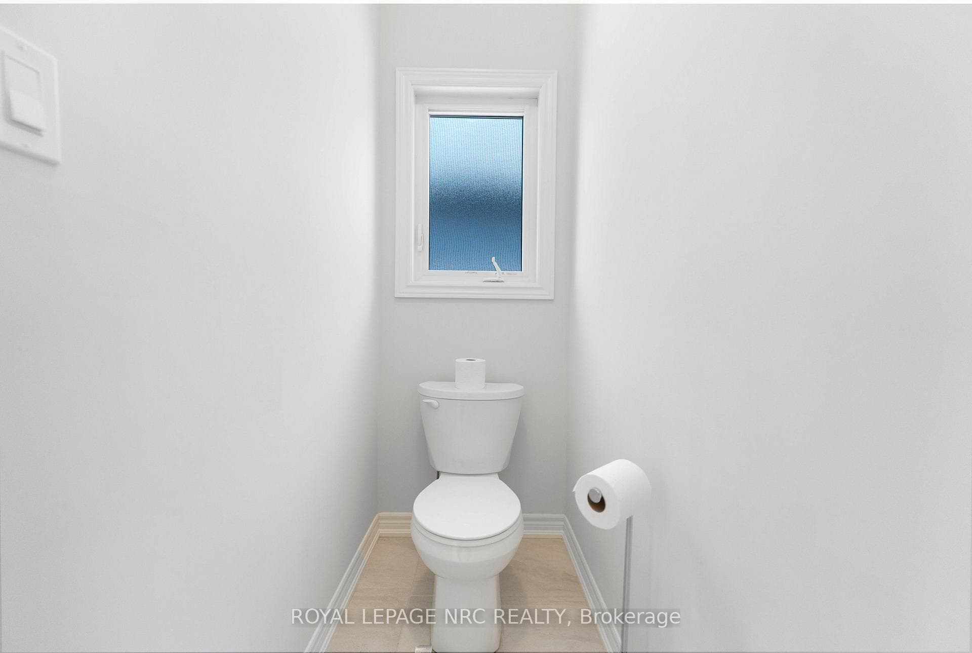 12 Swan Avenue photo 28