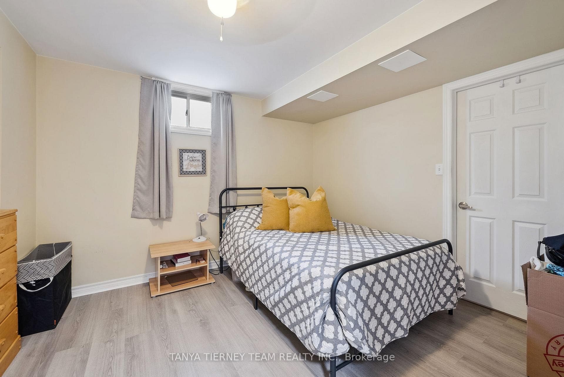 170 Sleeman Square photo 38