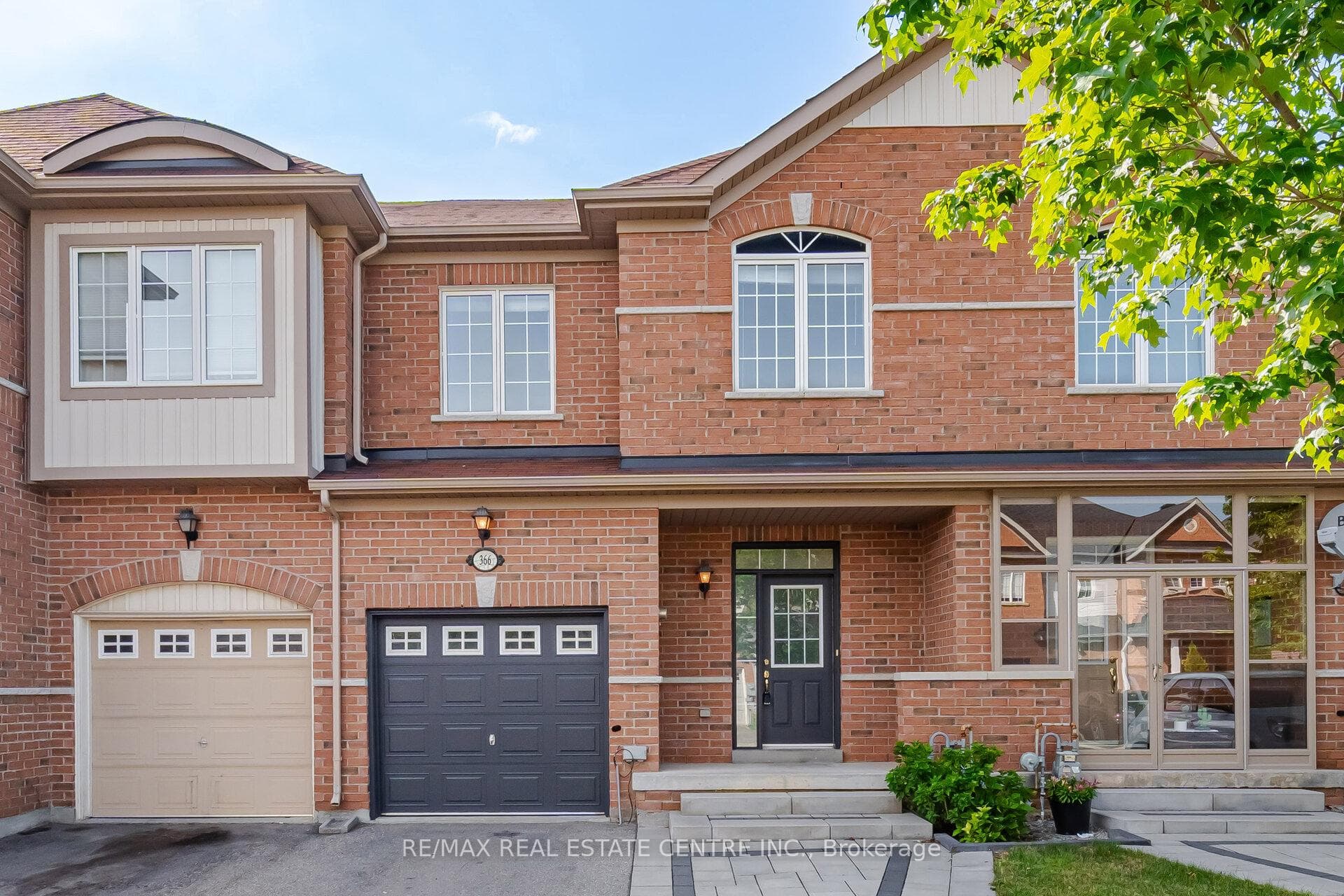366 Hobbs Crescent photo 1