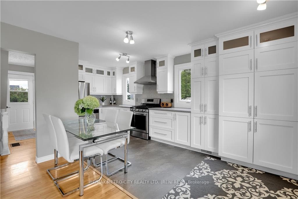 384 MCNAB Avenue photo 9