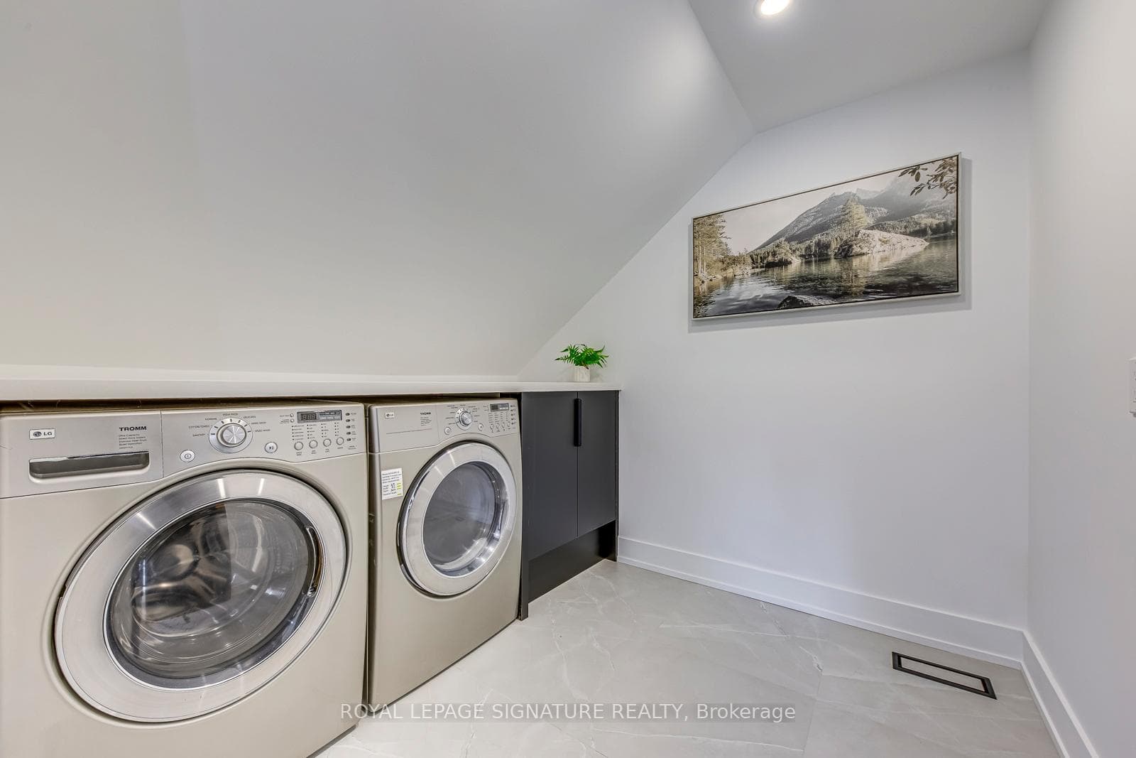 11024 Trafalgar Road photo 33