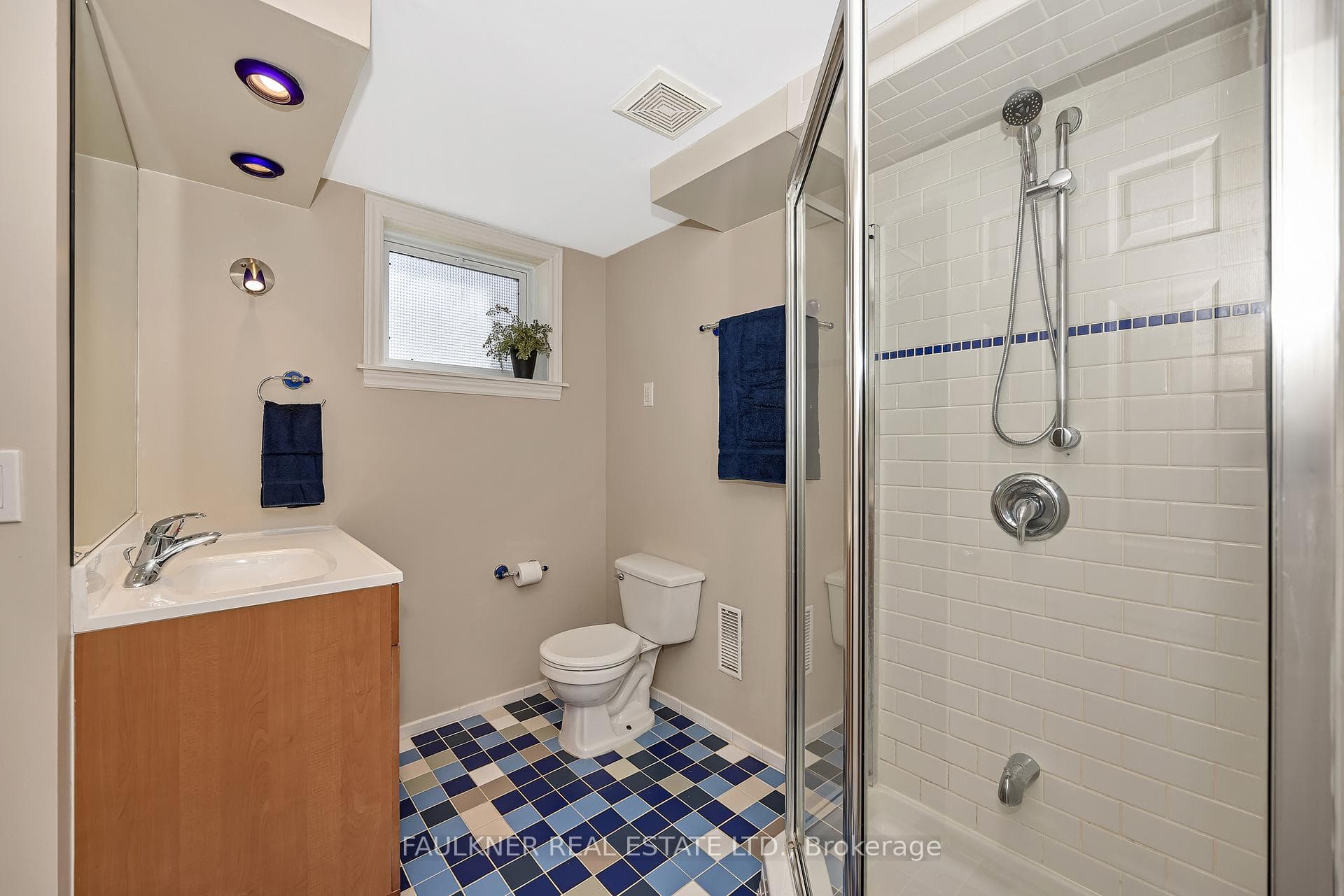 573 Courtenay Avenue photo 27