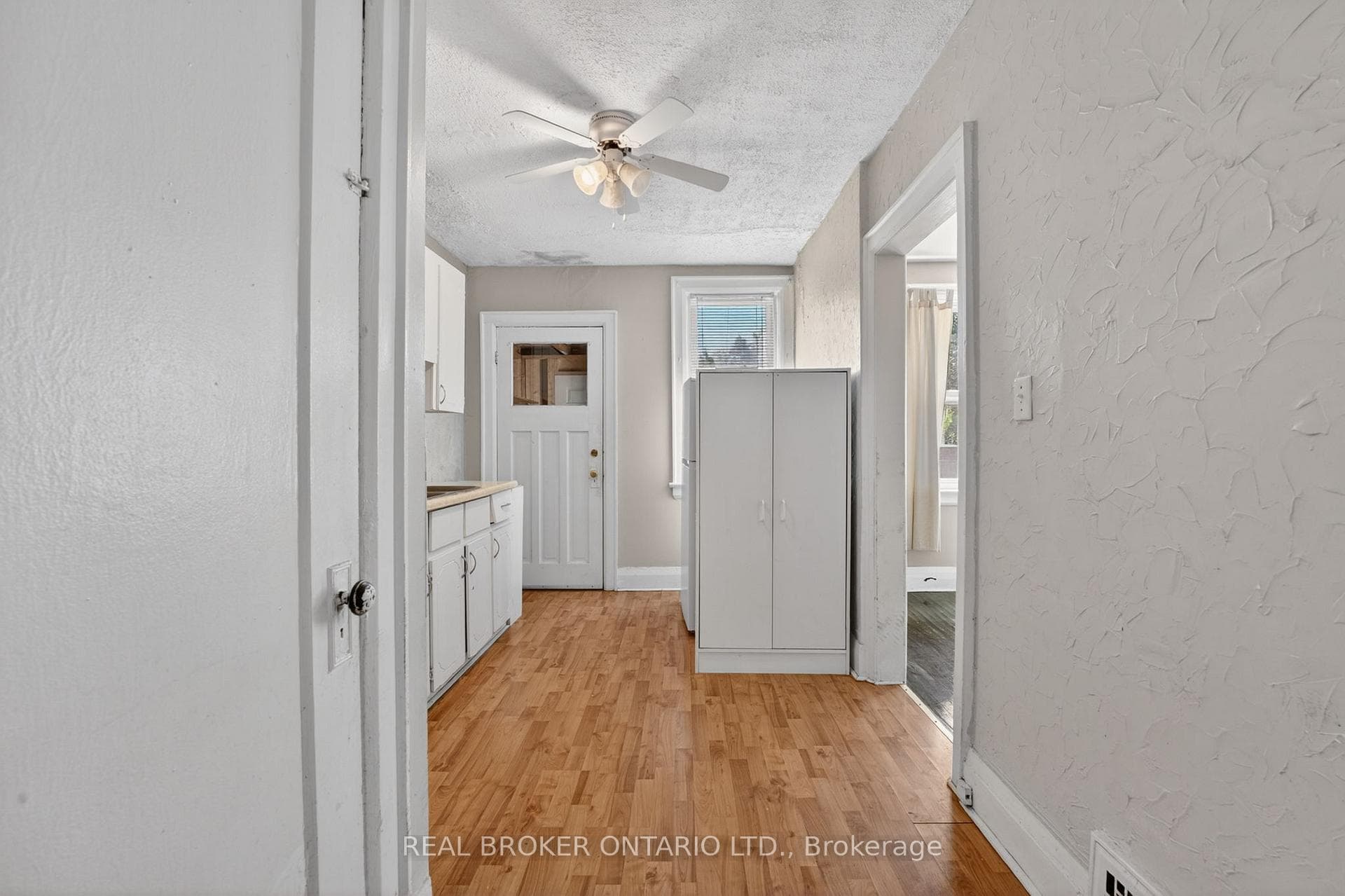271 Manor Road photo 18