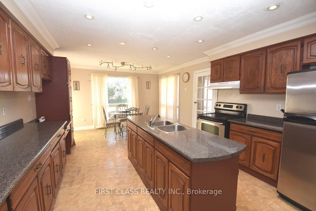 4028 Erindale Station Road photo 7