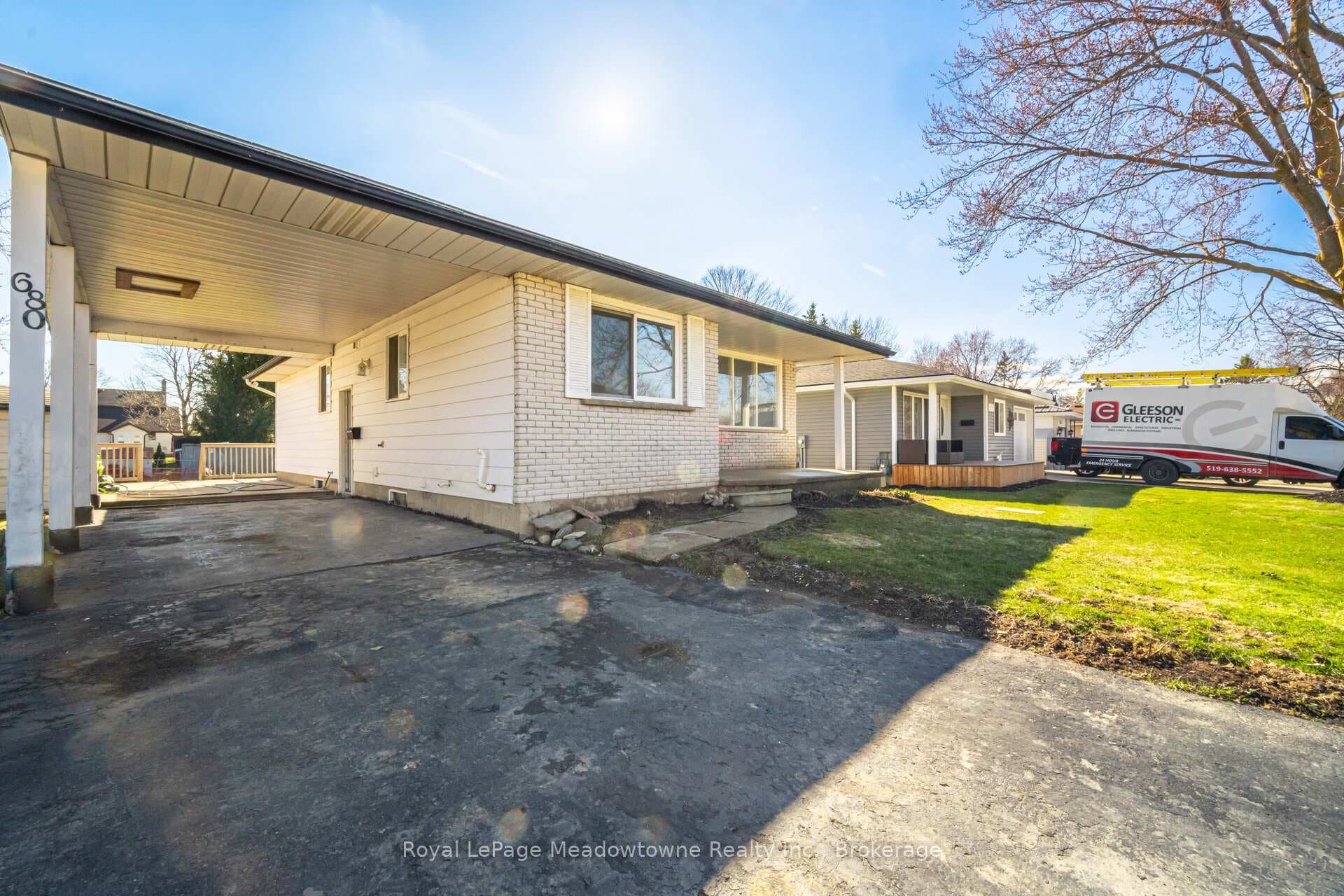 680 Raglan Street photo 5