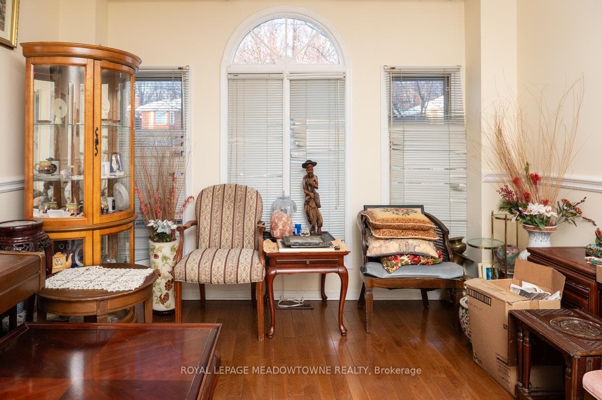 9 Hanna Avenue photo 5