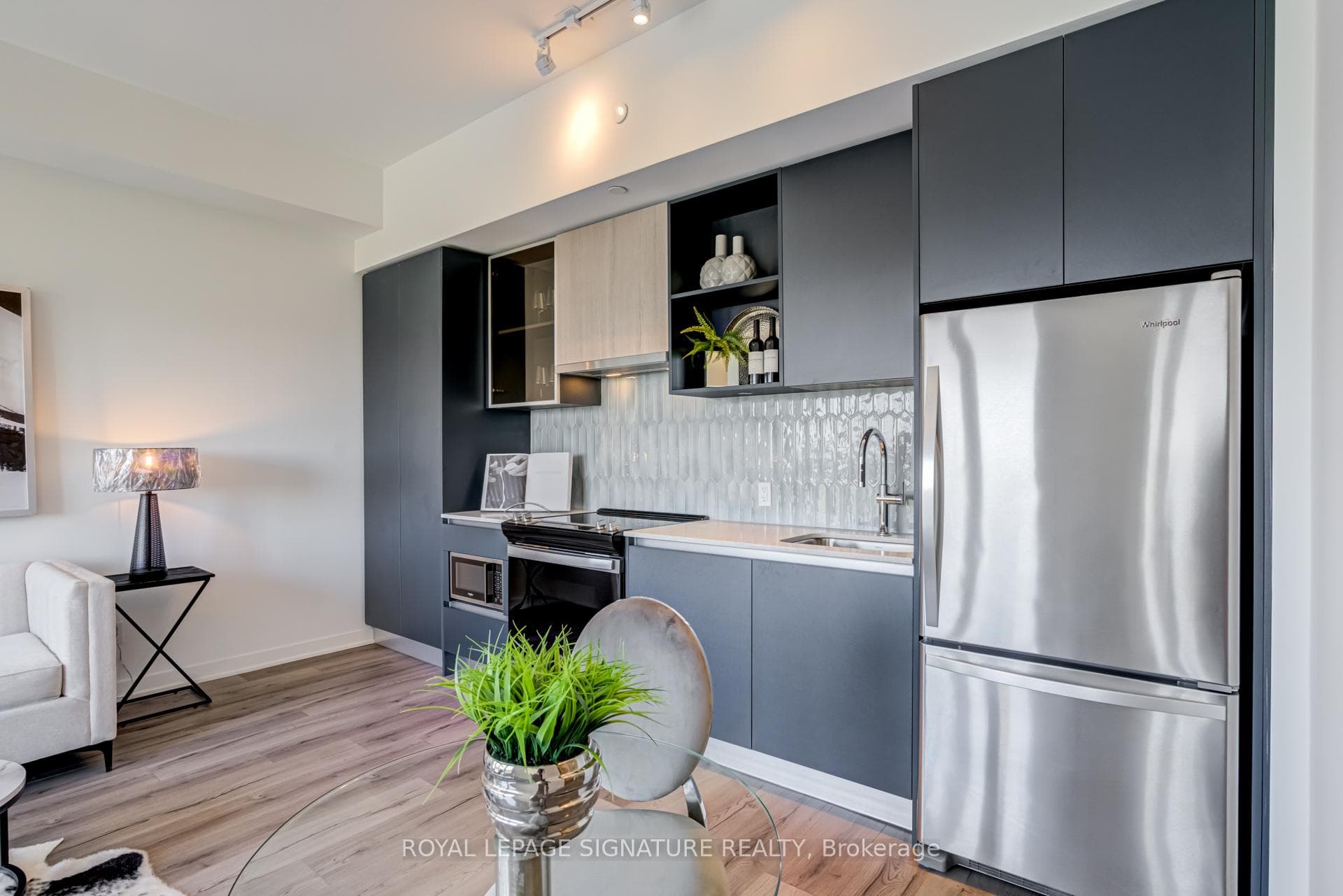 405 Dundas Street Unit 533 photo 11