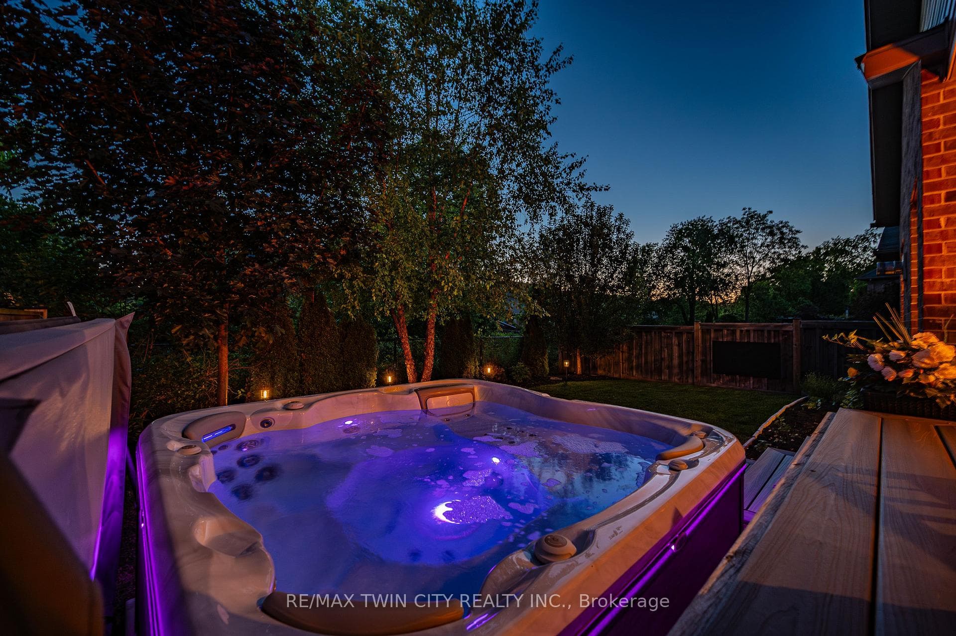 568 Netherwood Crescent photo 34