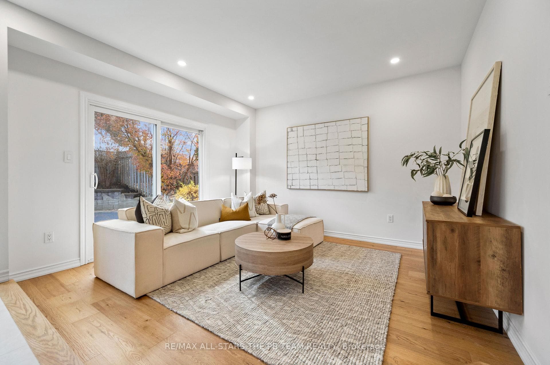 346 Pickering Crescent photo 13