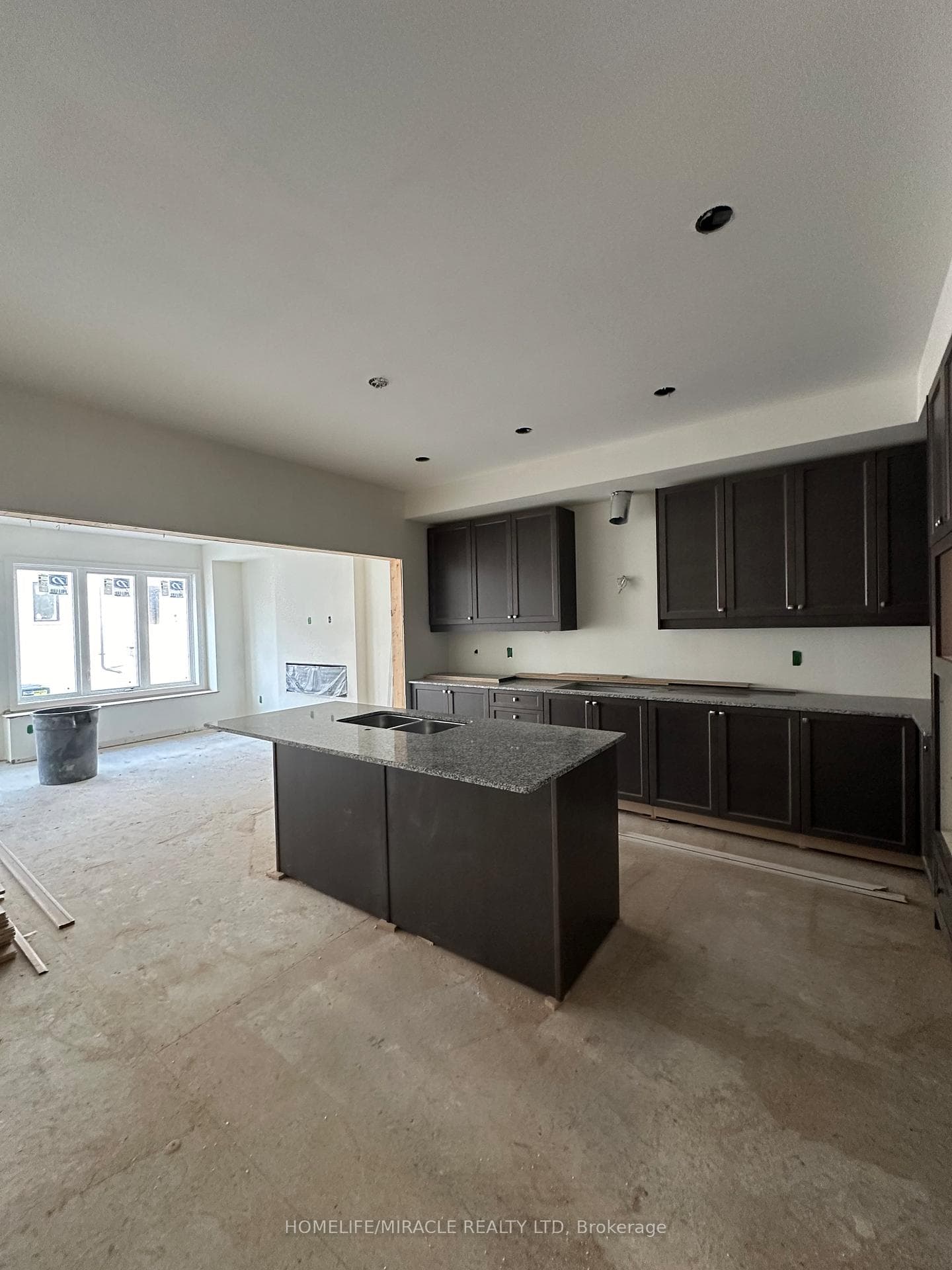40 Mountainside Crescent photo 5
