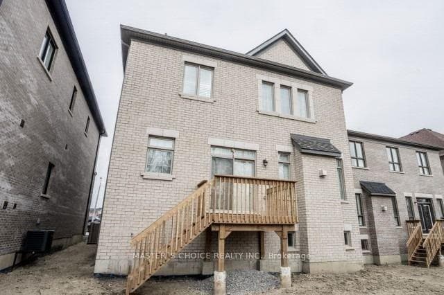 33 Leary Crescent photo 14