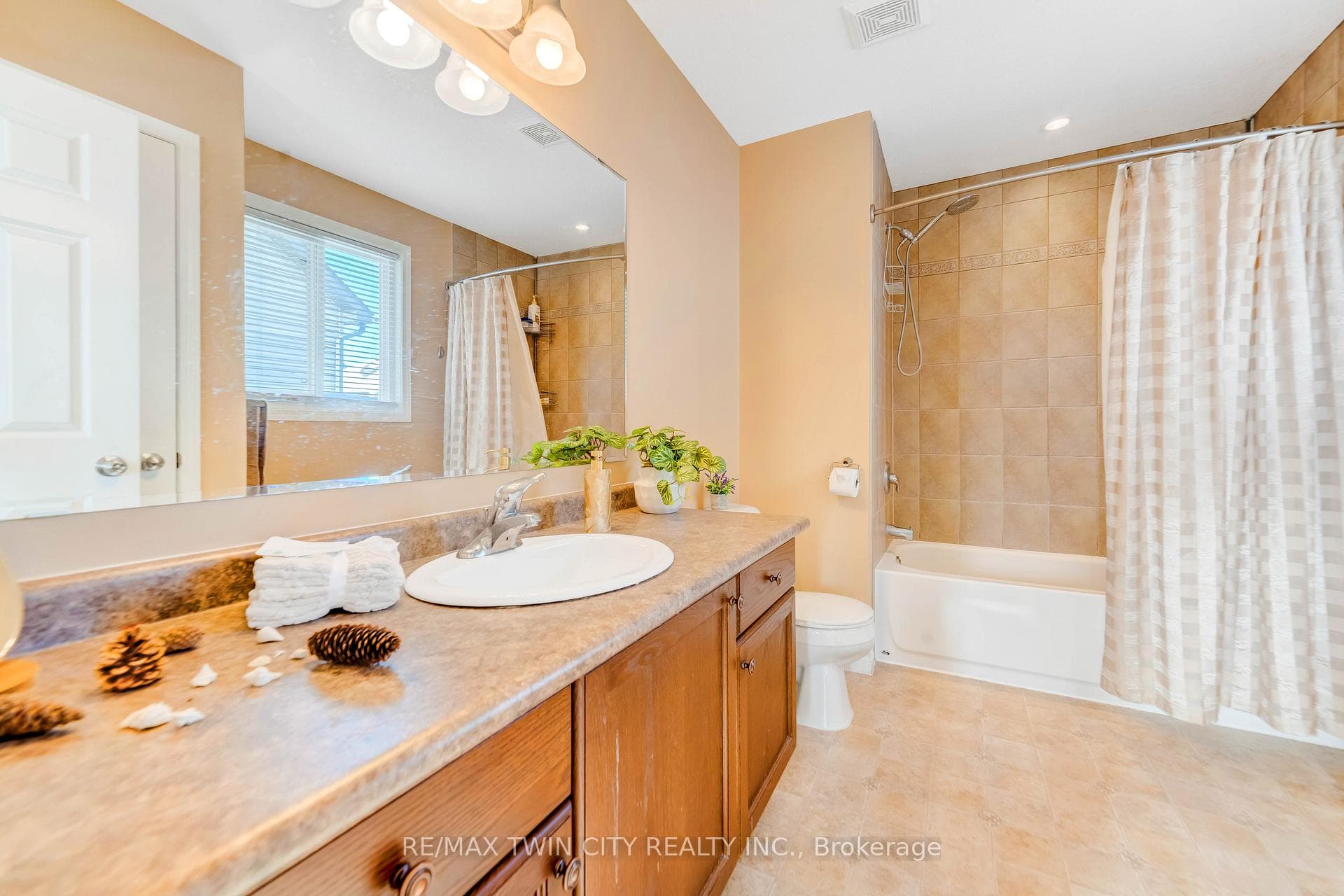 220 Lemon Grass Crescent photo 21