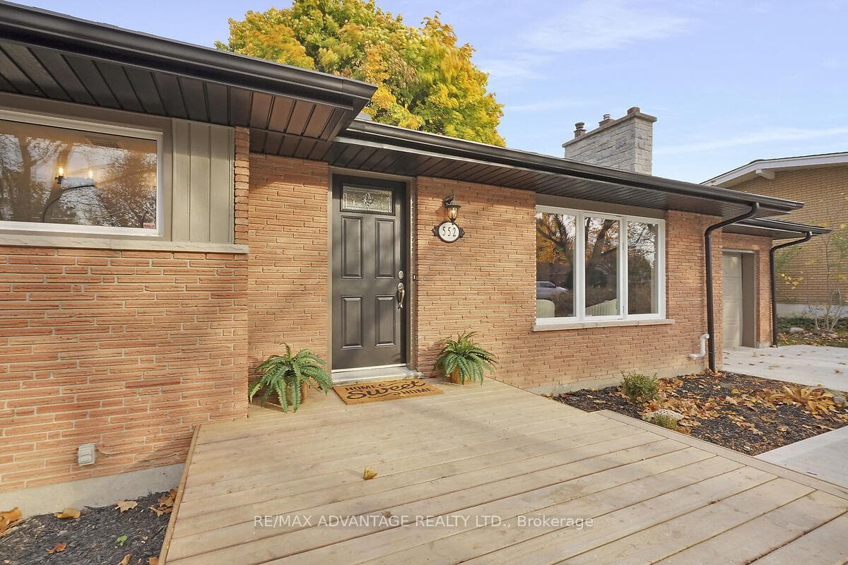552 Everglade Crescent photo 3