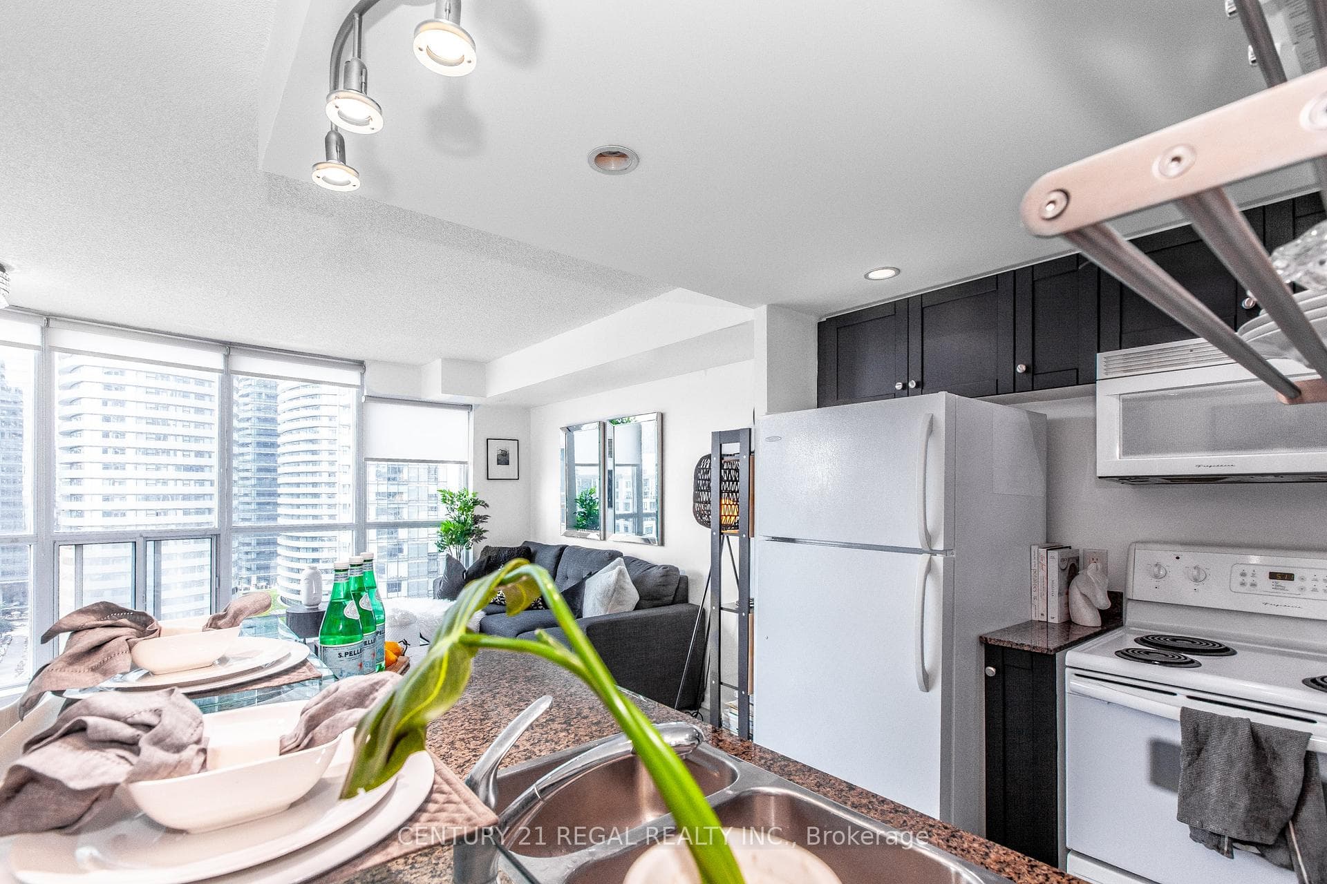 208 Queens Quay Unit 1714 photo 4
