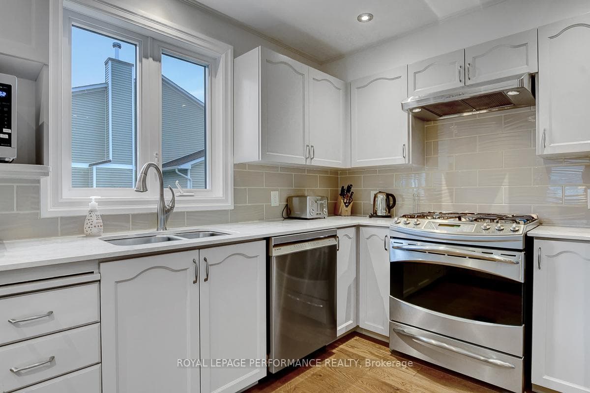 32 Parklands Avenue photo 21