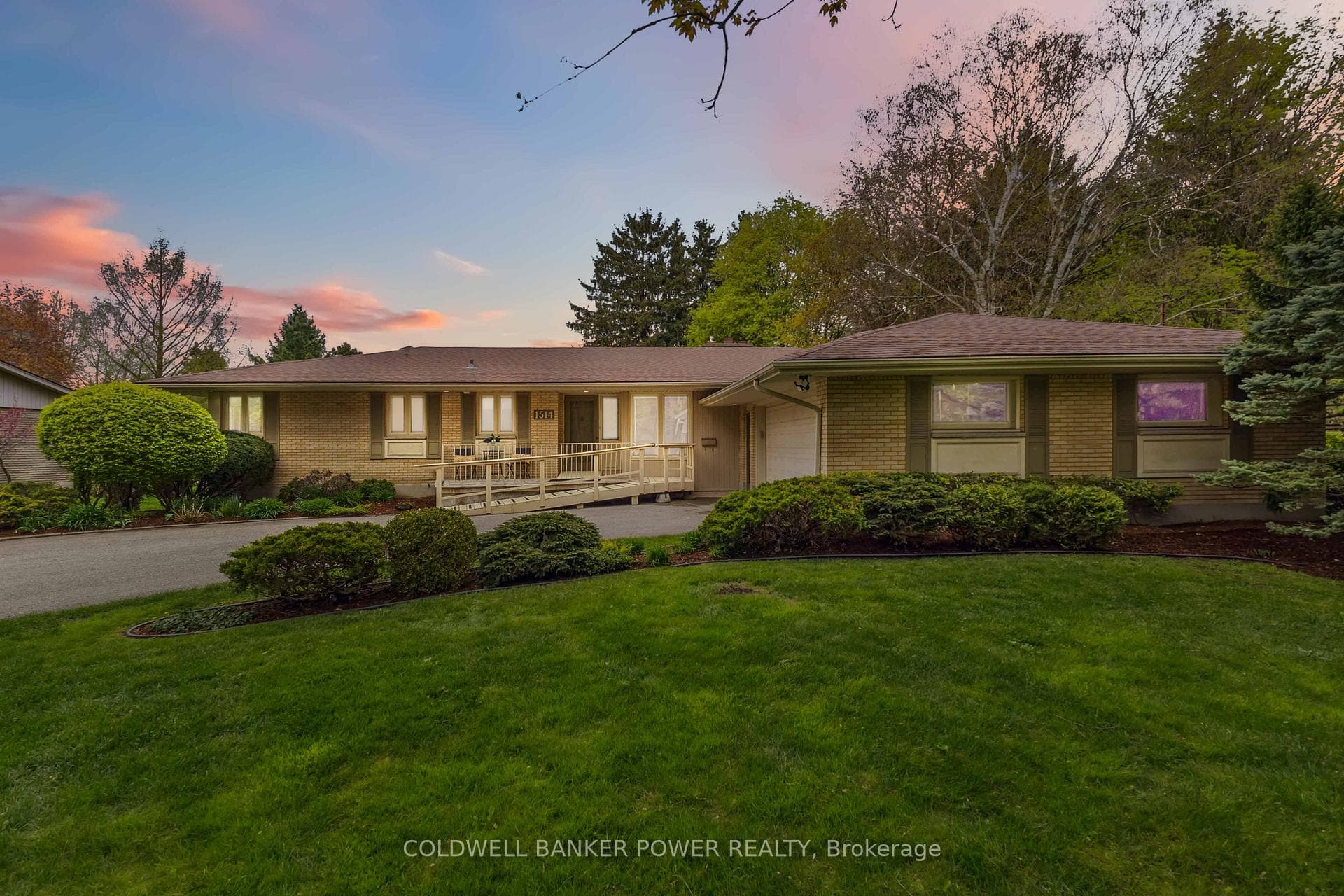 1514 Stoneybrook Crescent photo 4