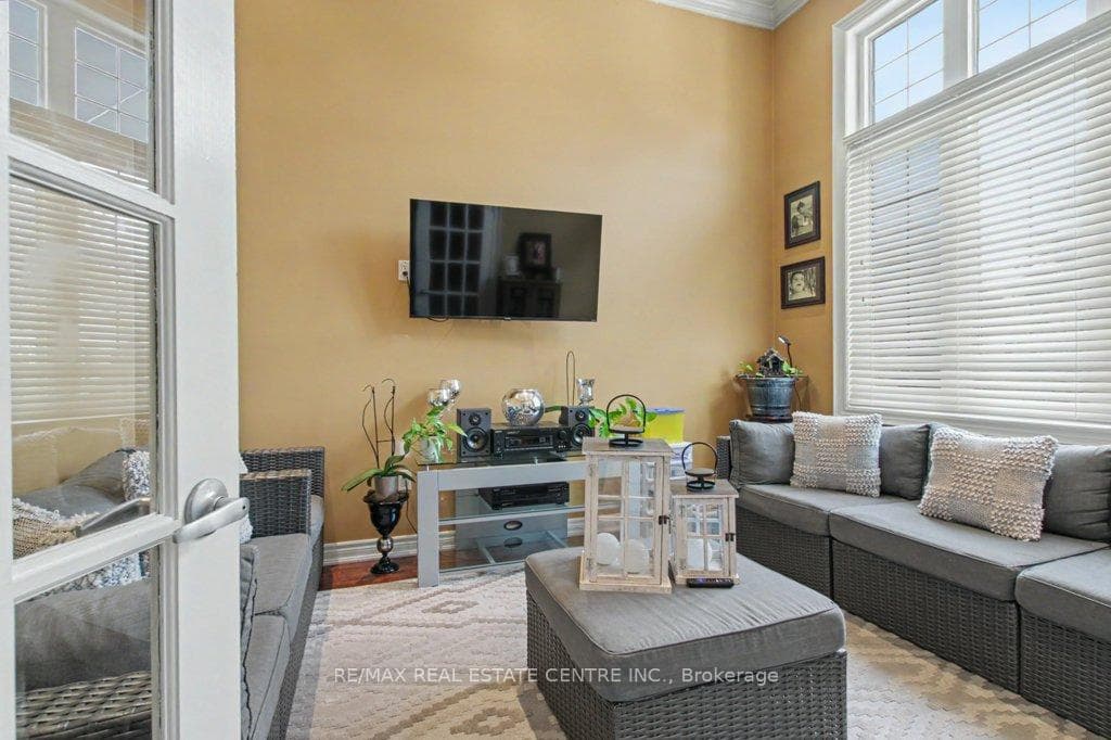 284 Normanhurst Avenue photo 8