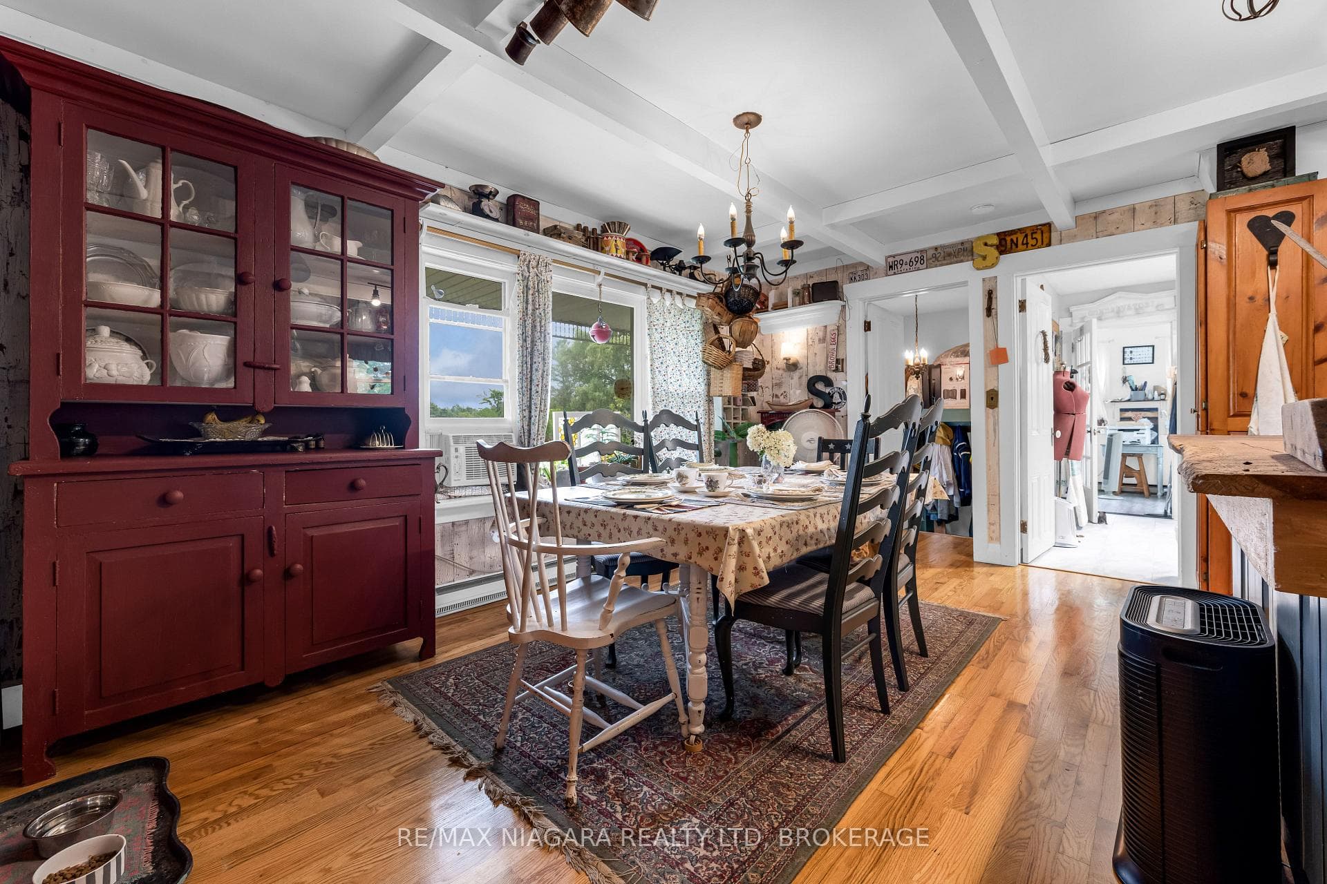 eat in kitchen area