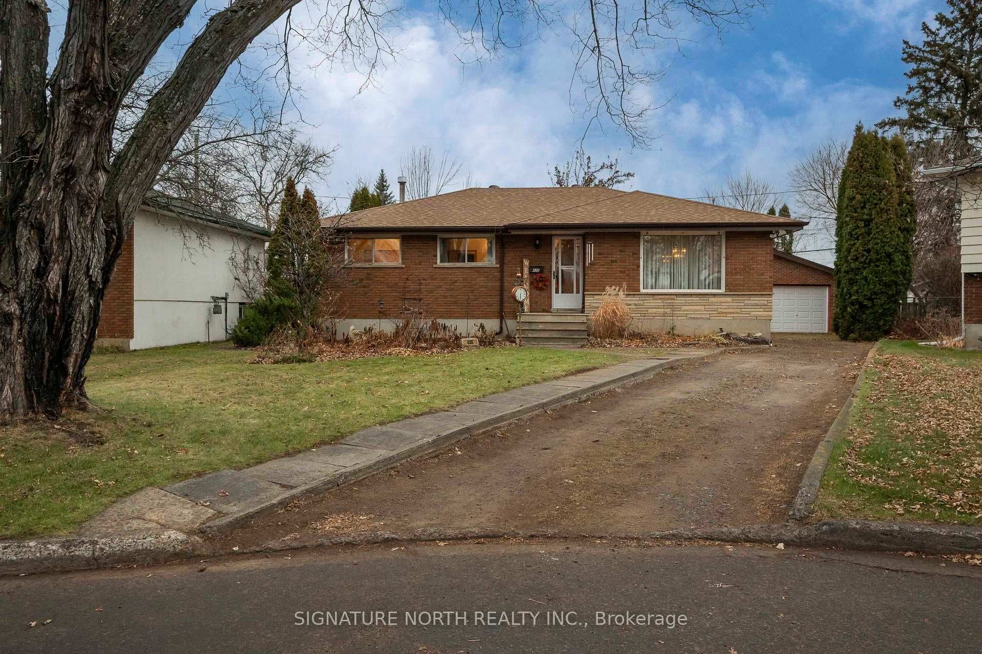 435 Amethyst Crescent photo 1