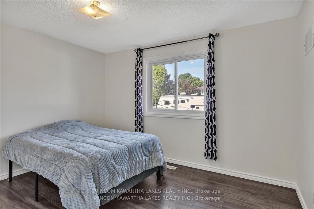 899 Ashdale Crescent photo 31