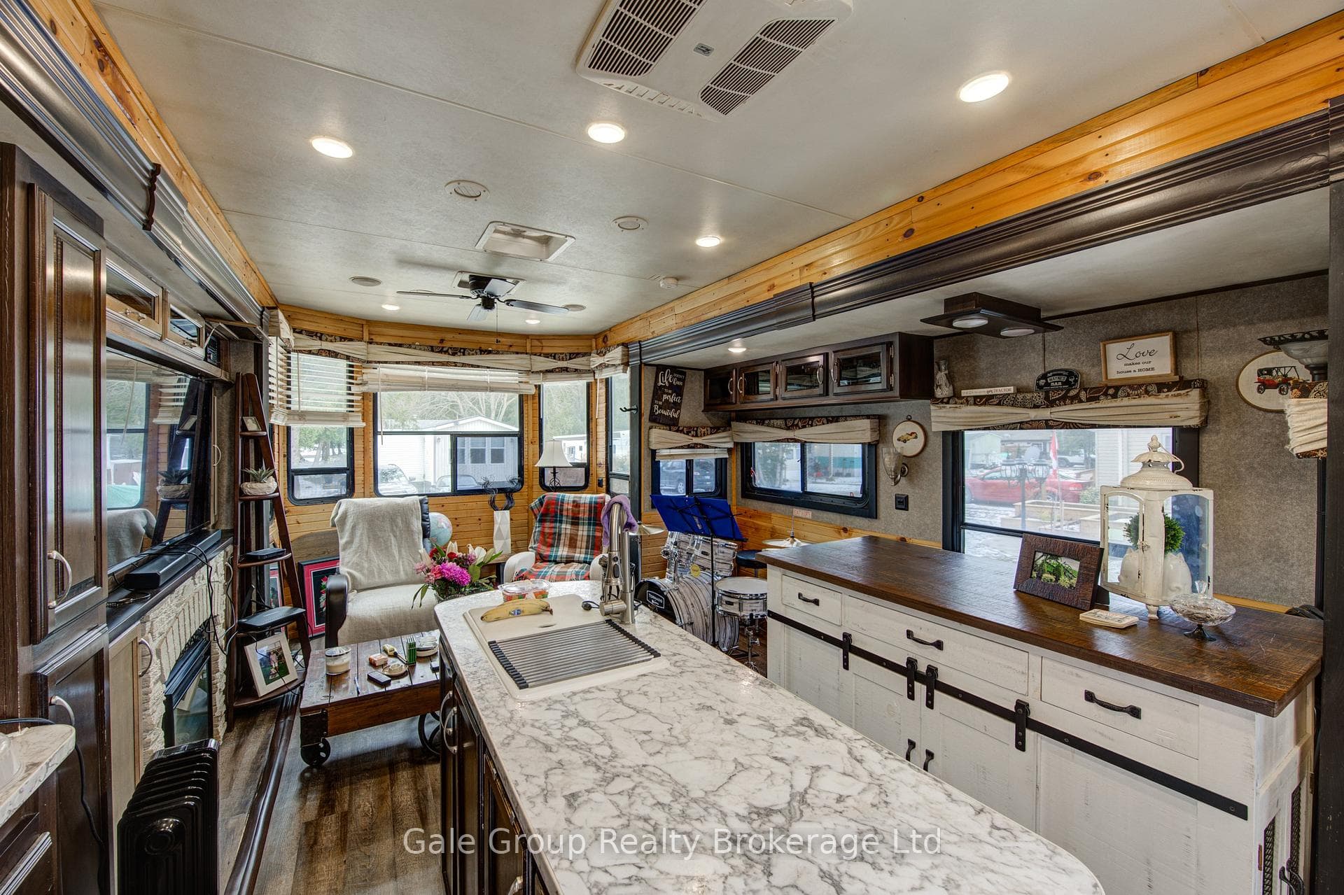 495856 10th Line Unit 92 photo 7