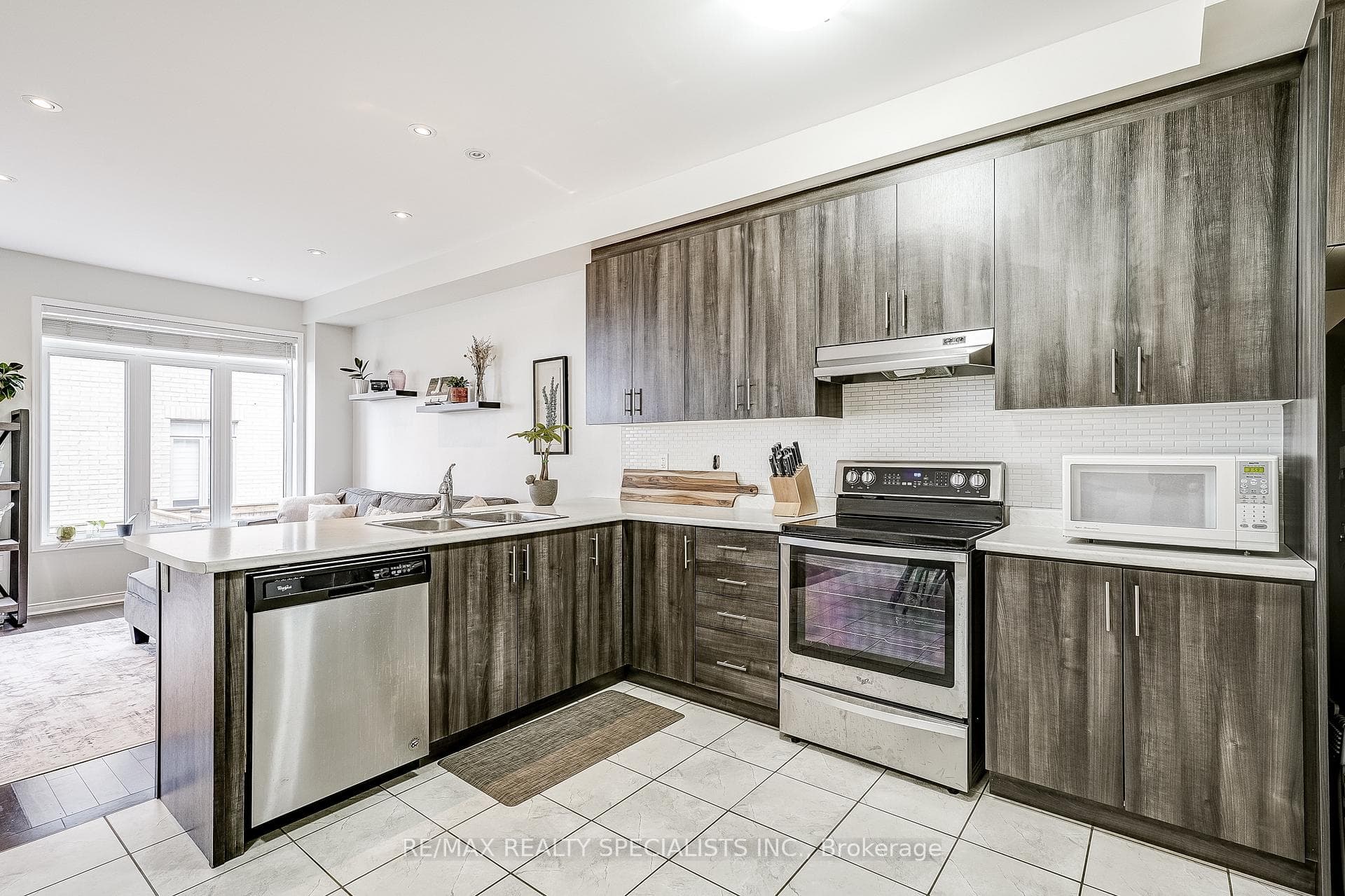 110 Fortis Crescent photo 8