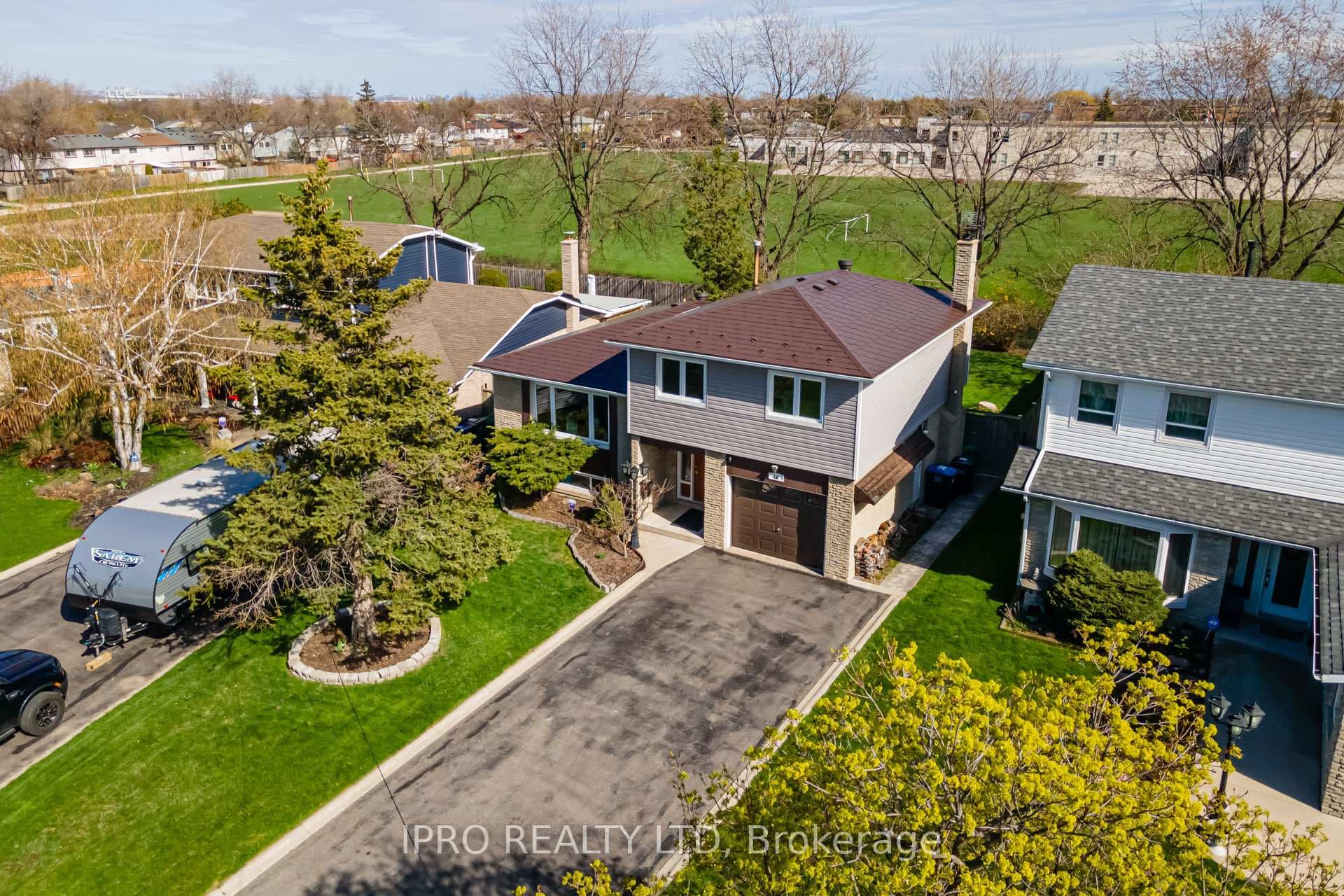 16 Jerome Crescent photo 2