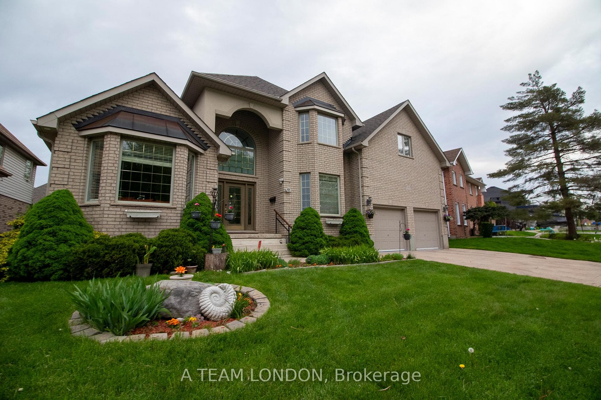 206 Ambleside Drive photo 2
