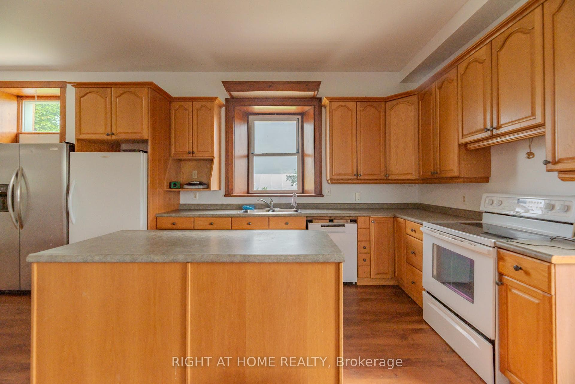 919 Safari Road photo 5