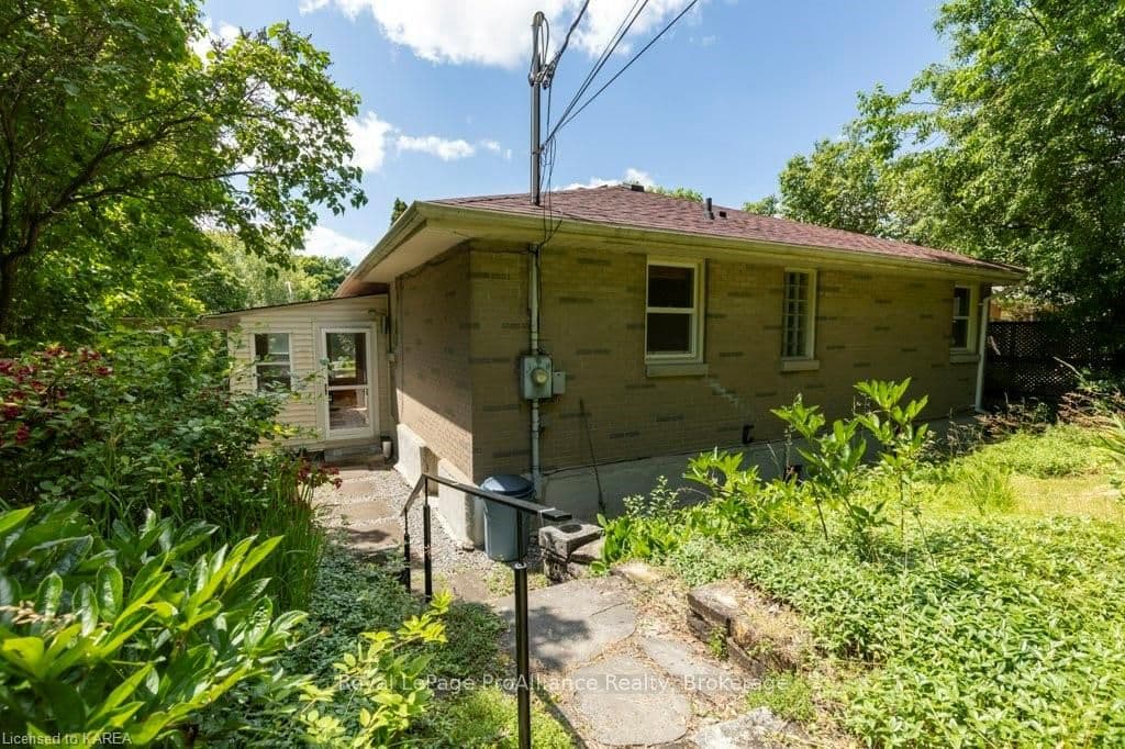 223 YONGE Street photo 39