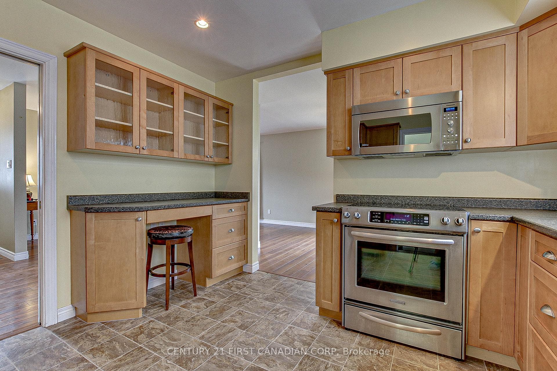 147 Maxwell Crescent photo 12