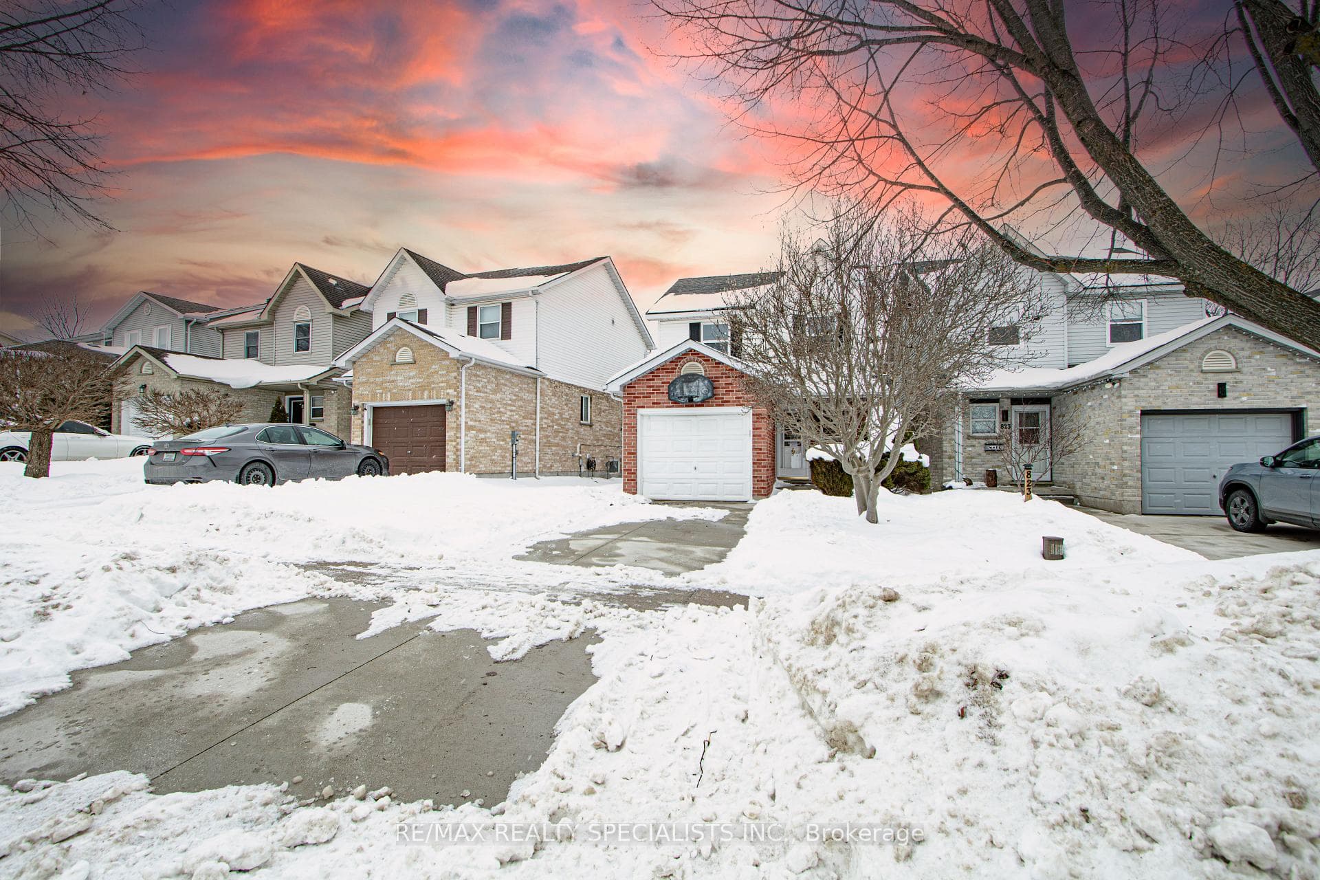 821 Deveron Crescent photo 7