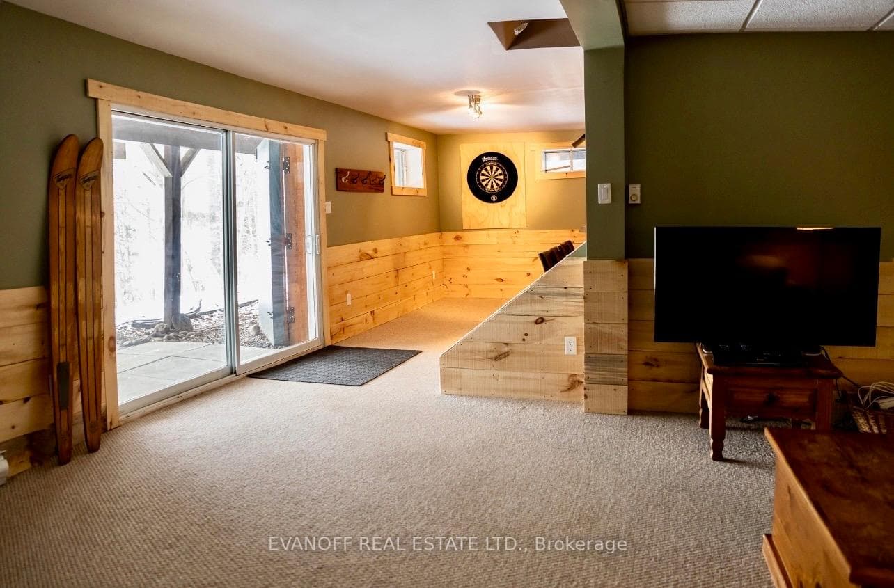 Walk out basement w/ entertaining space