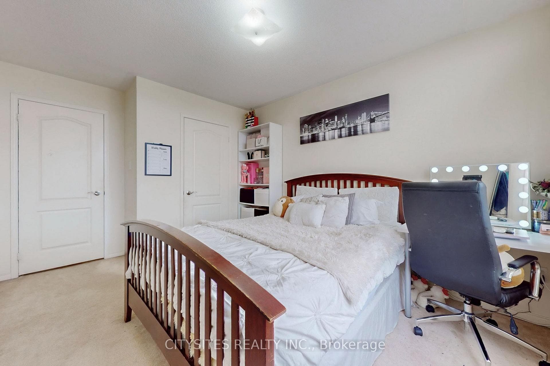 124 Crown Victoria Drive photo 35