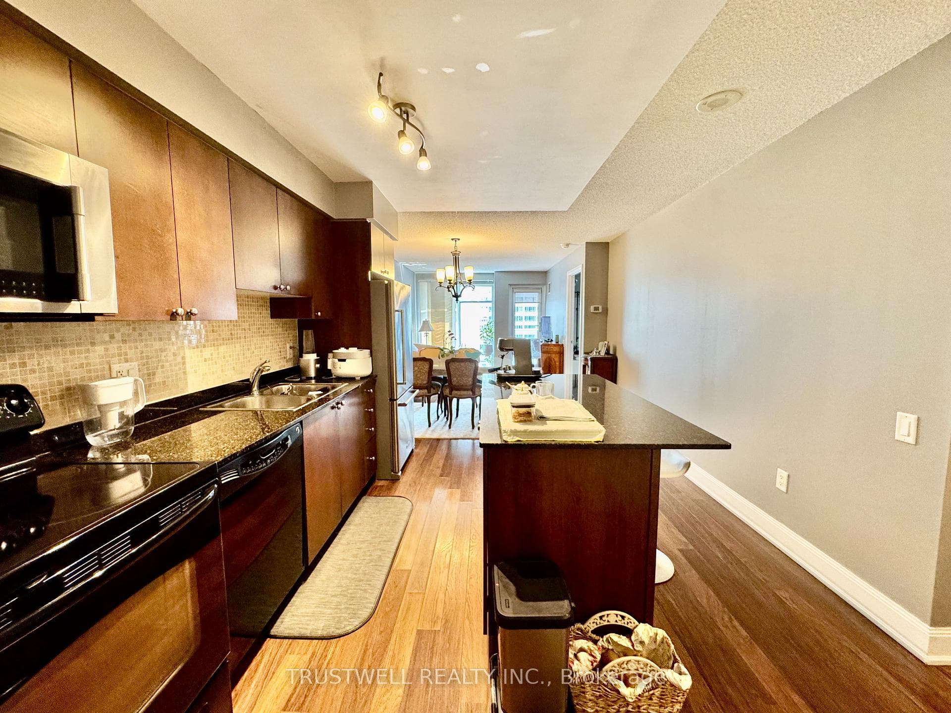 2191 Yonge Street Unit 1001 photo 3