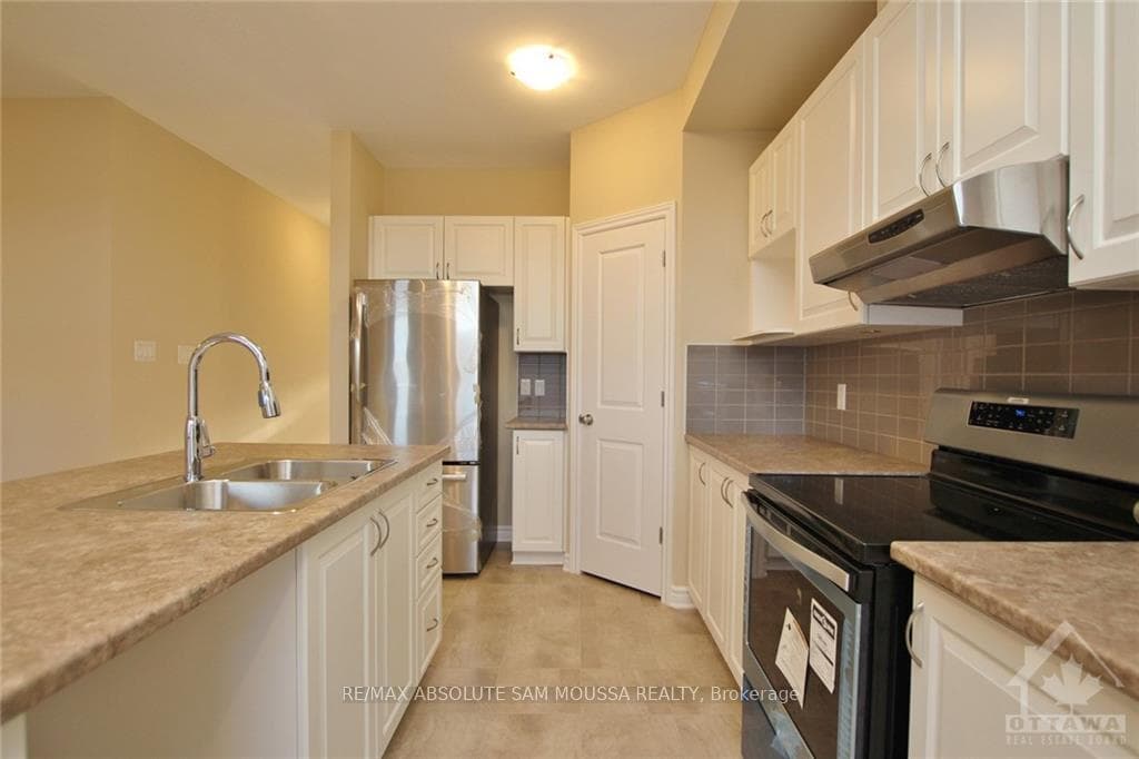 252 SADDLEBACK Crescent photo 6