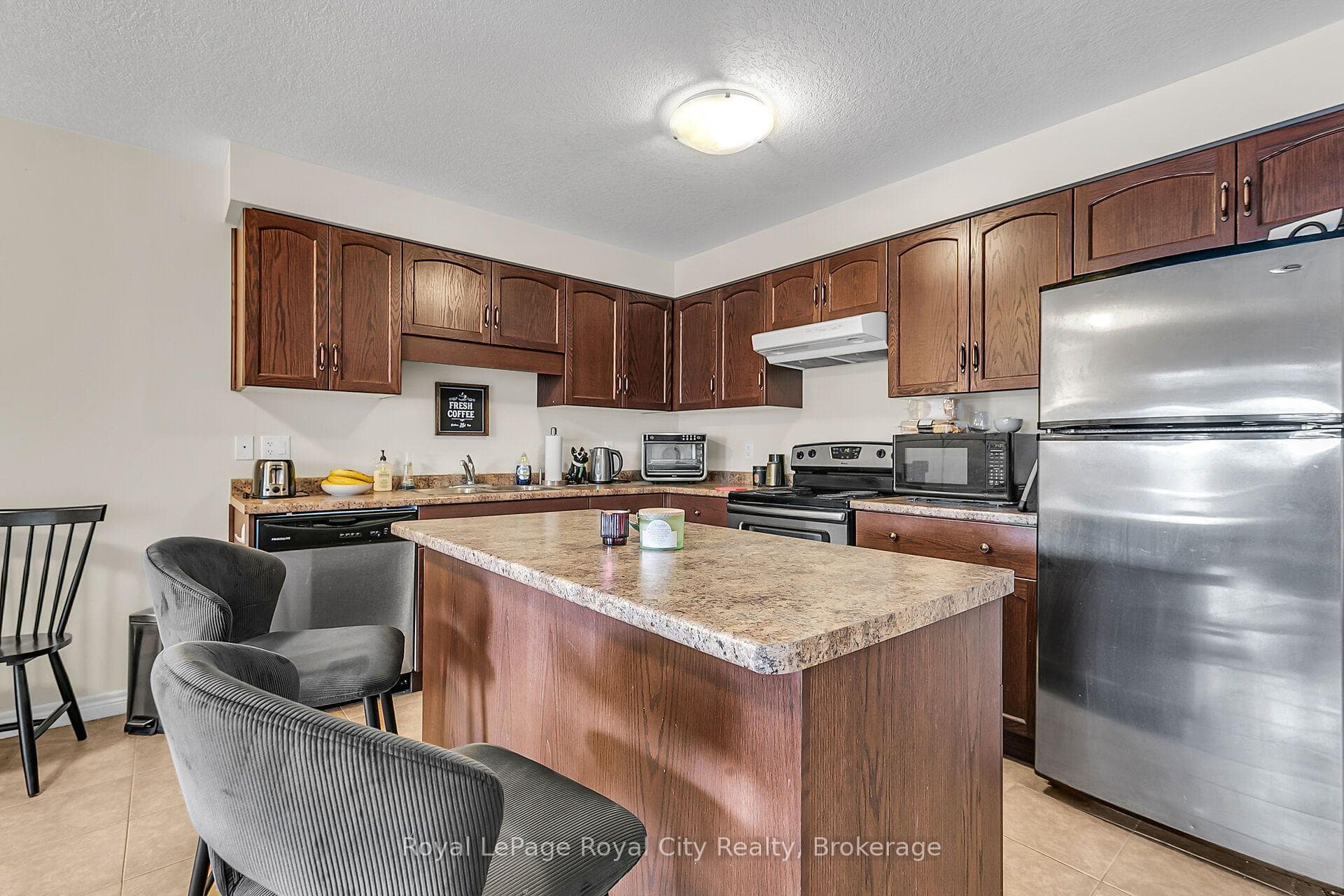 355 Macalister Boulevard Unit 9 photo 6