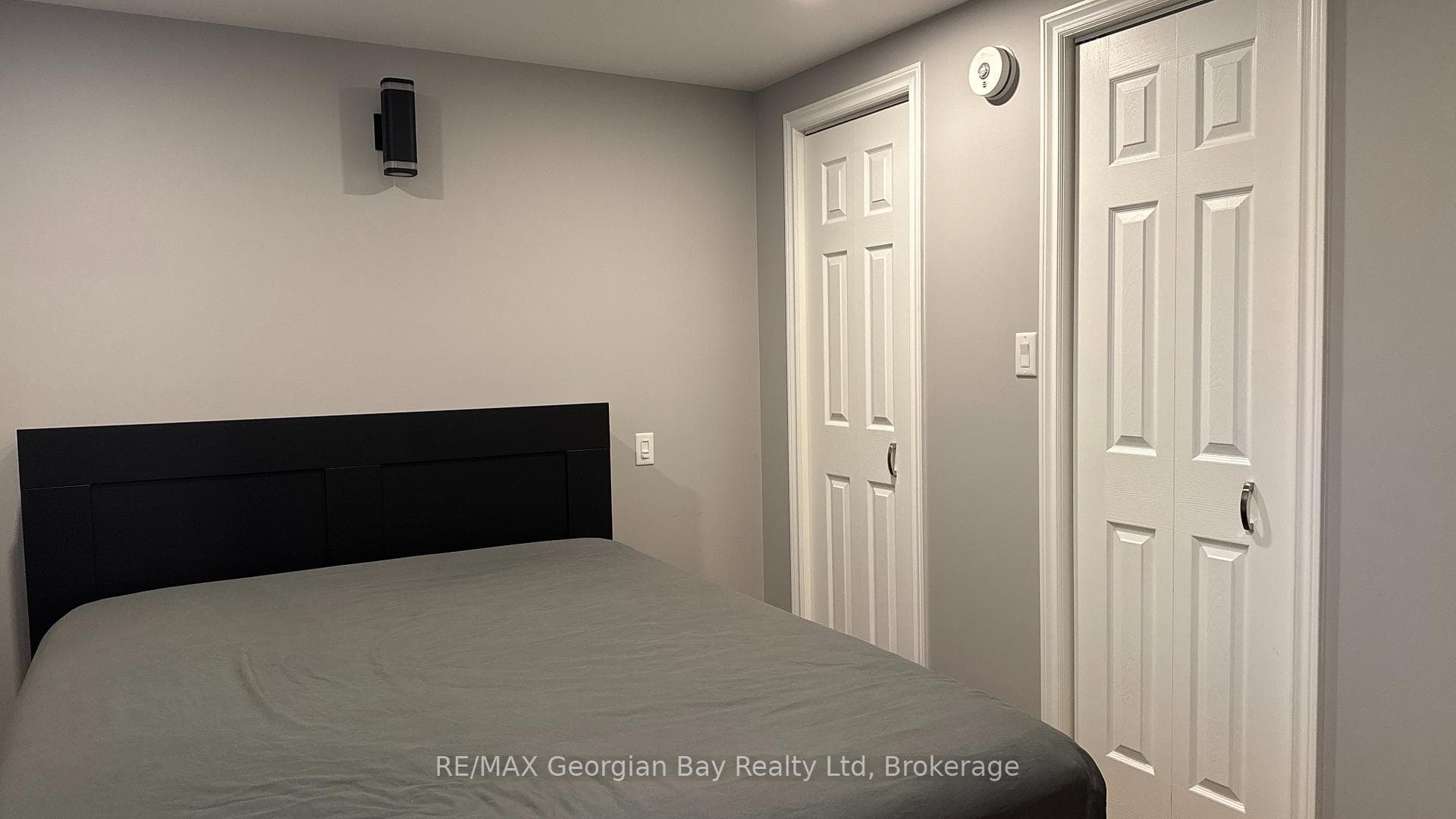 754 Victoria Street photo 16