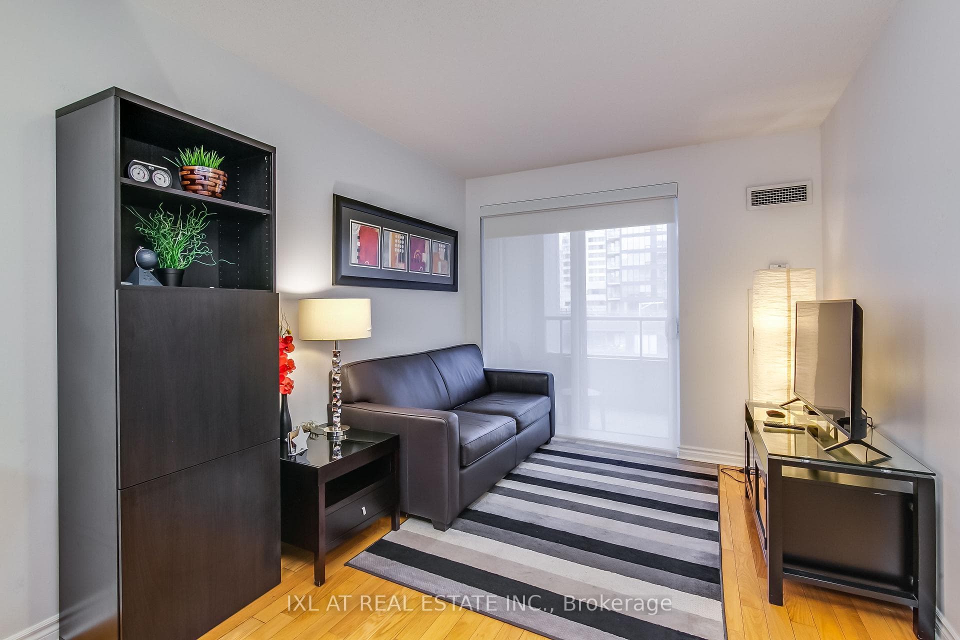 270 Wellington Street Unit 1102 photo 12