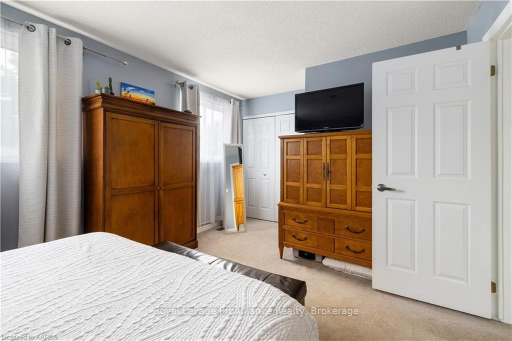 1023 WATERBURY Crescent photo 21