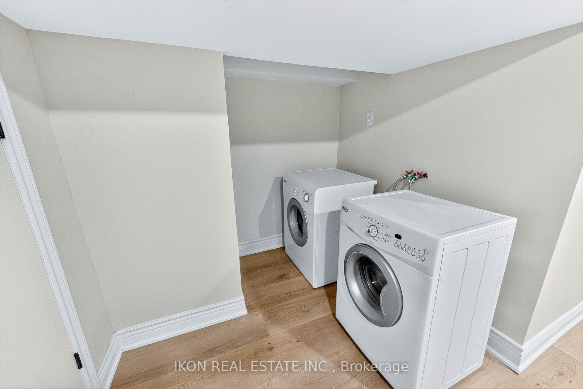 475 Delaware Avenue photo 28