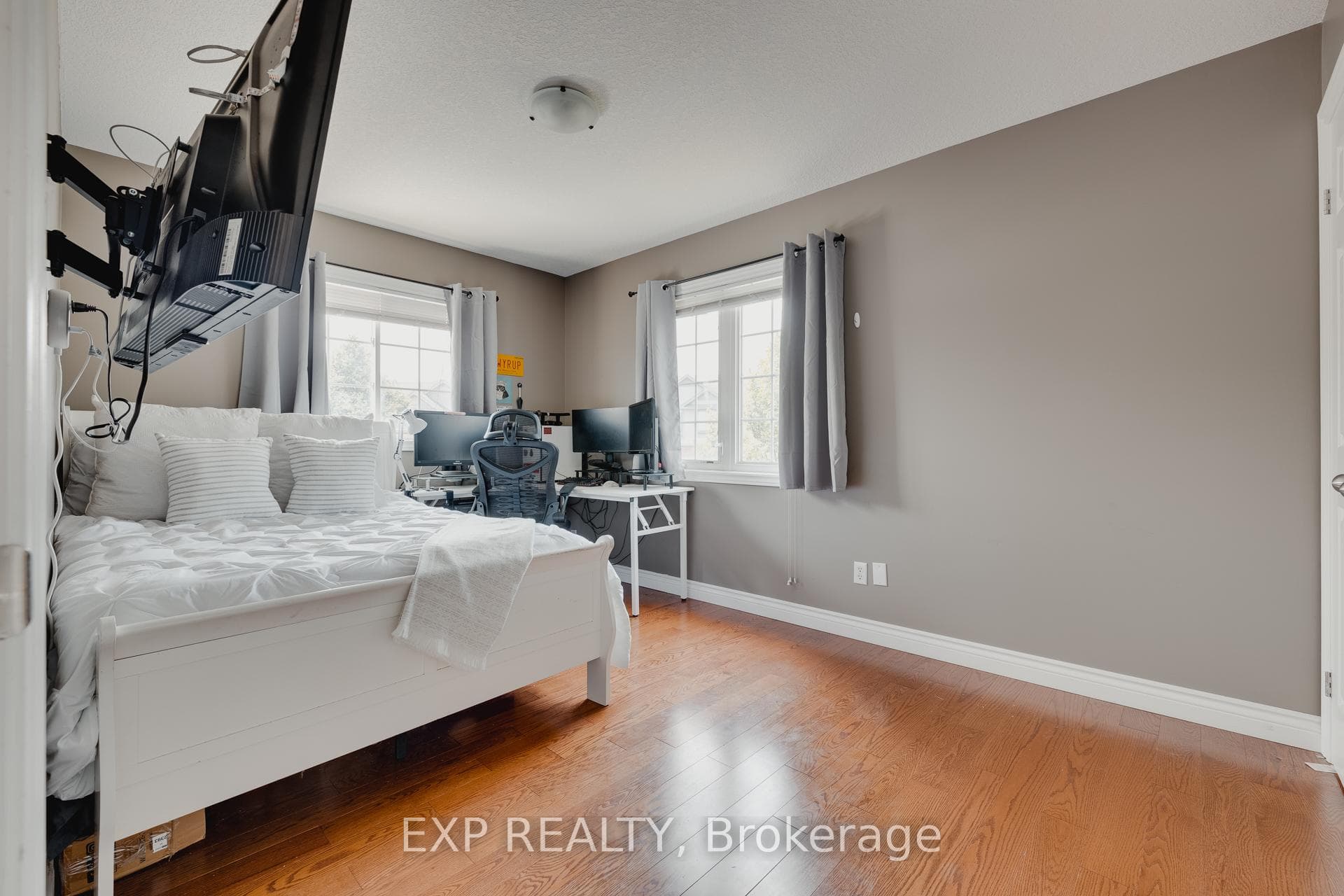 337 Featherstone Crescent photo 19