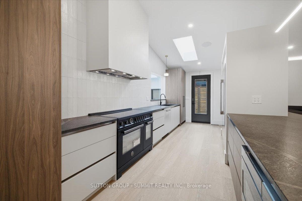 160 Allan Street photo 9
