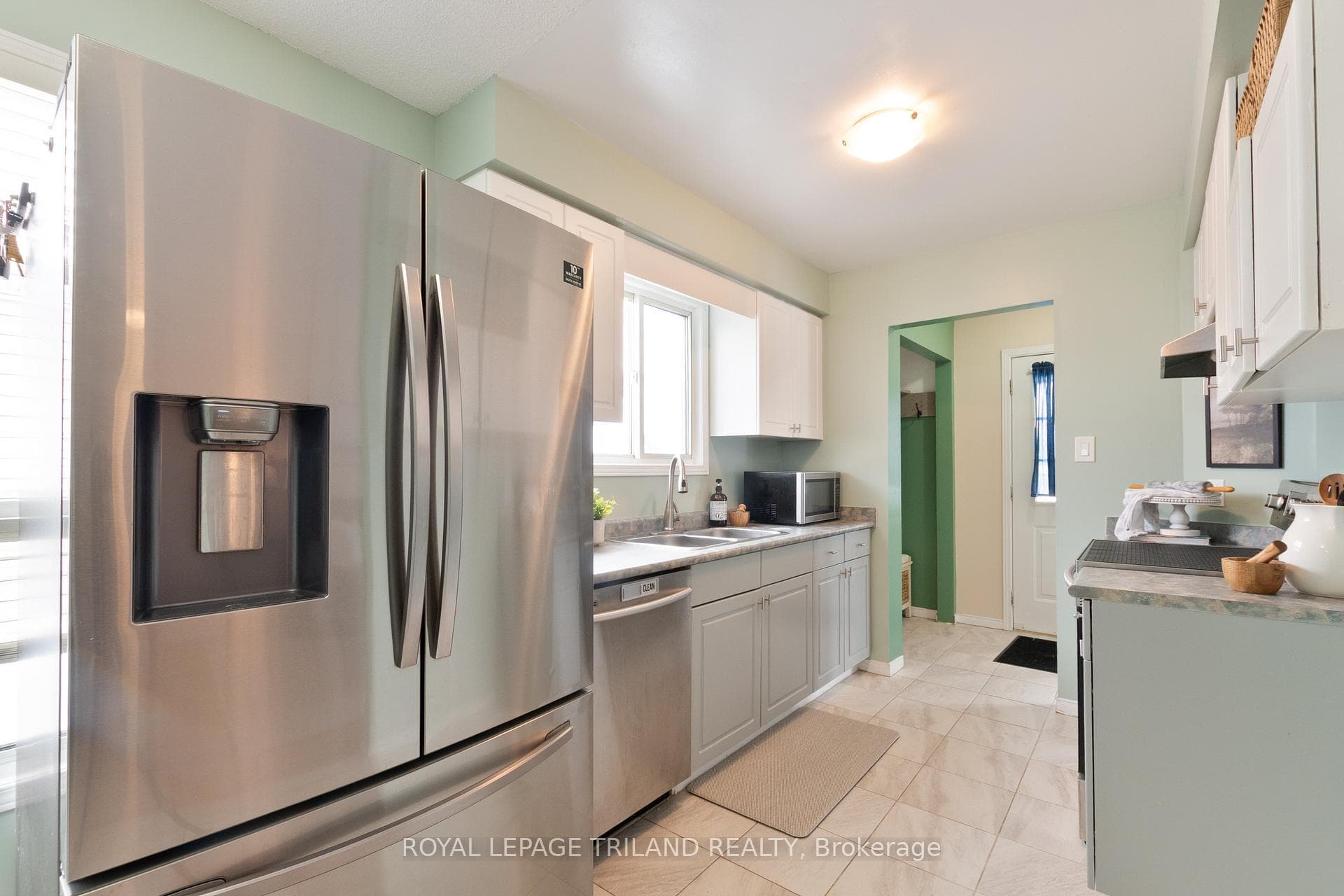 264 SIMPSON Crescent photo 14