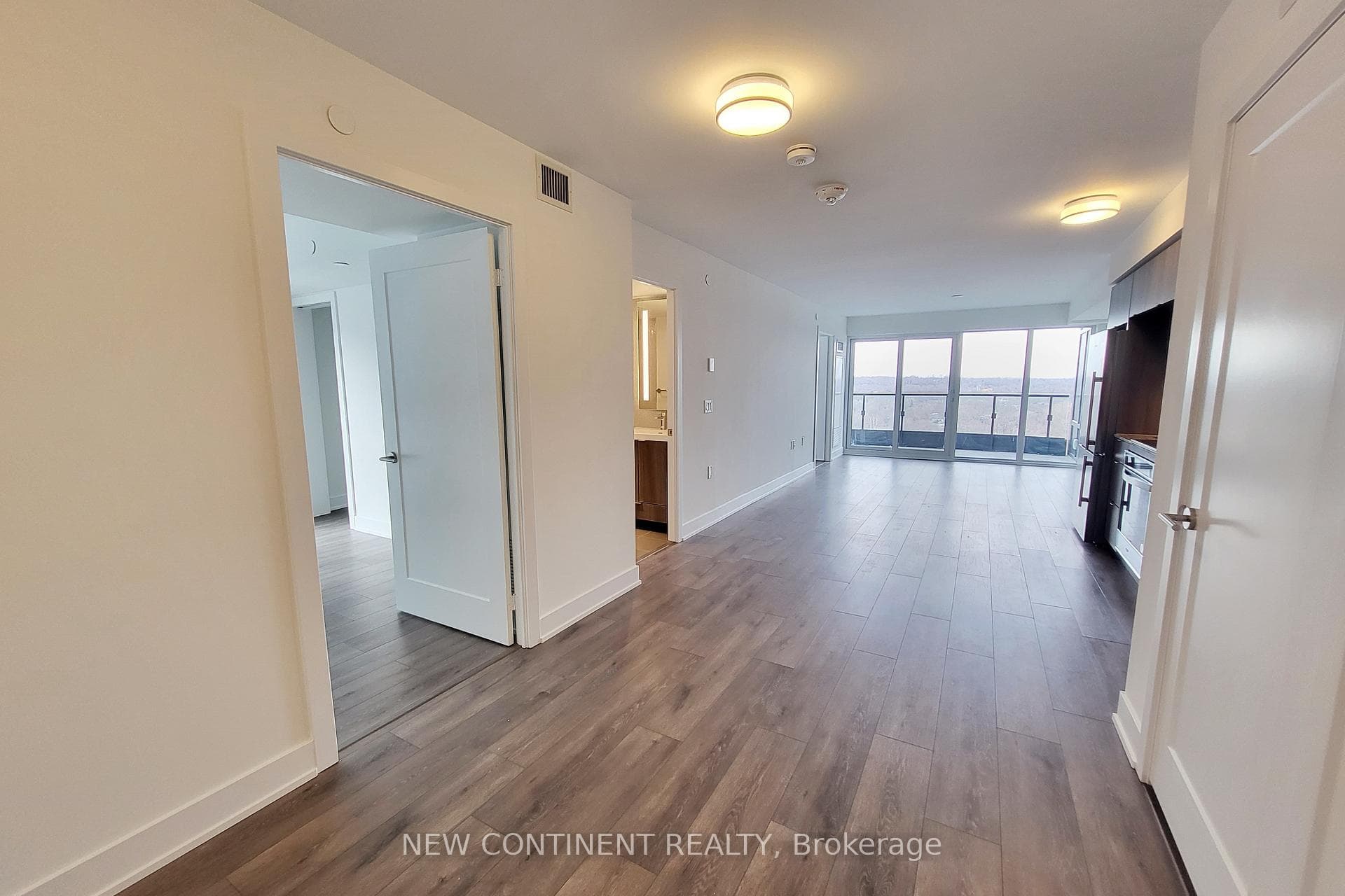 585 Bloor Street Unit 1623 photo 2