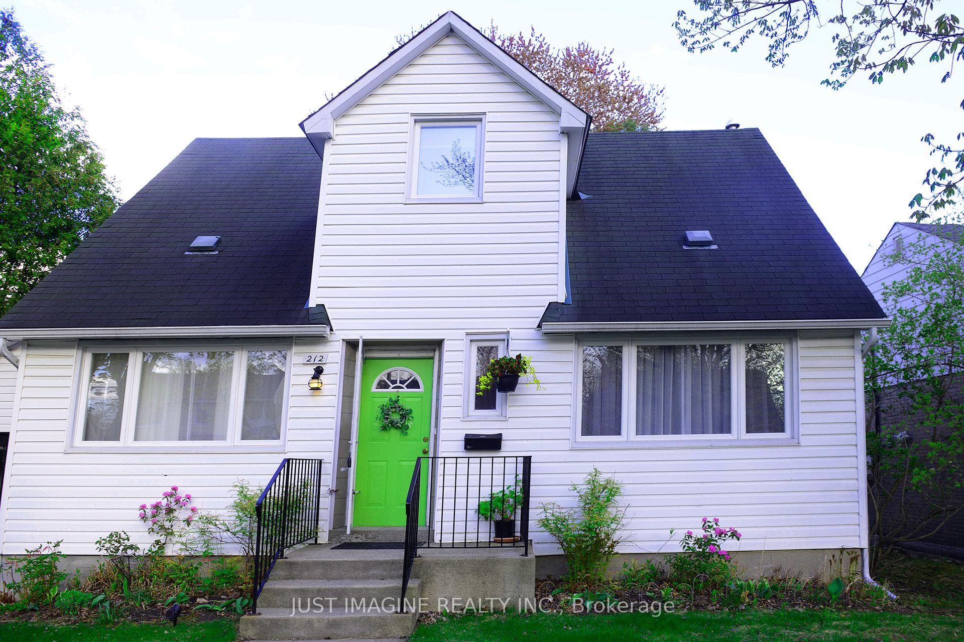 Welcome to 212 Lennox Park Ave.